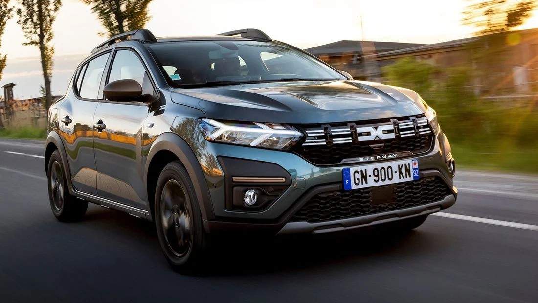 Dacia Sandero sigue líder en ventas y Toyota es la marca con más matriculaciones
