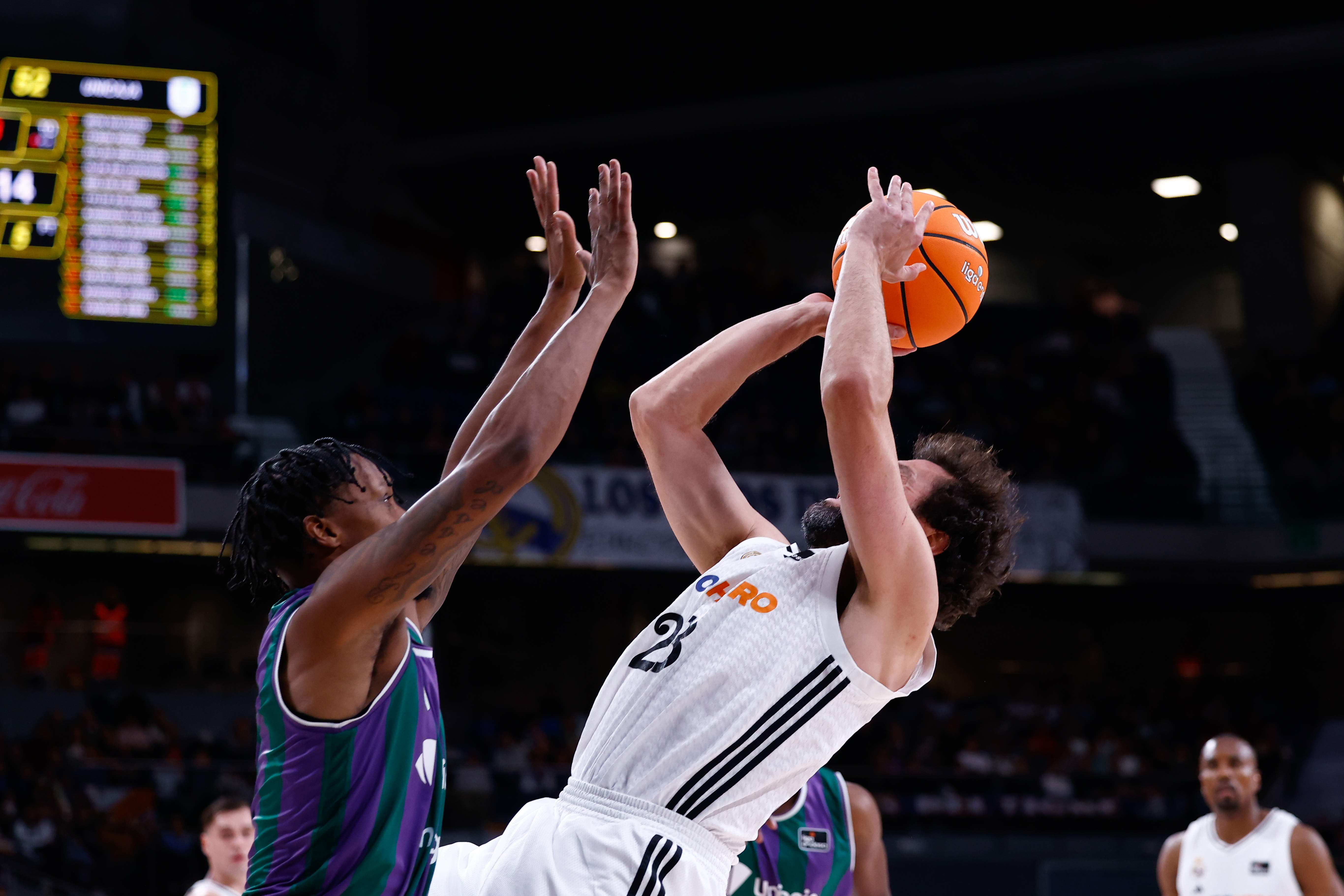 EuropaPress 6394305 sergio llull melia of real madrid and tyson carter of unicaja in action