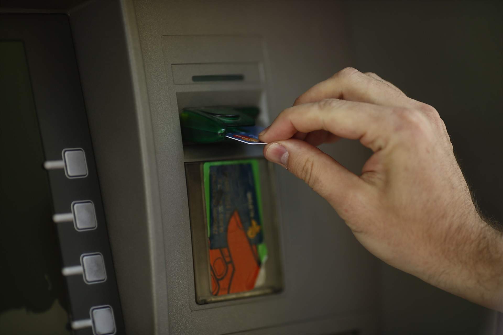 Cuidado con las compras con tarjeta durante las fiestas: el sobreendeudamiento empieza aquí