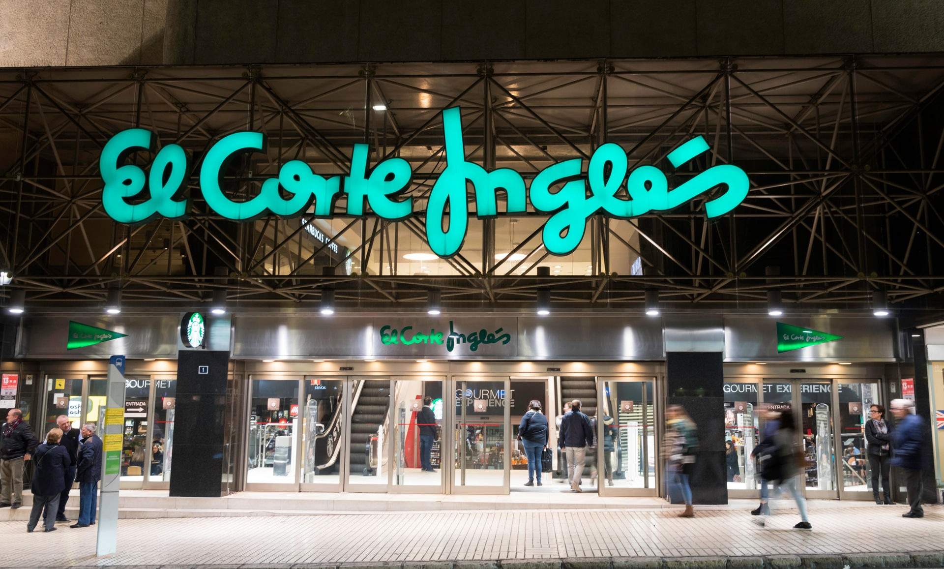 "Roben todo lo que puedan de la tienda": un hacker manipula la megafonía de El Corte Inglés