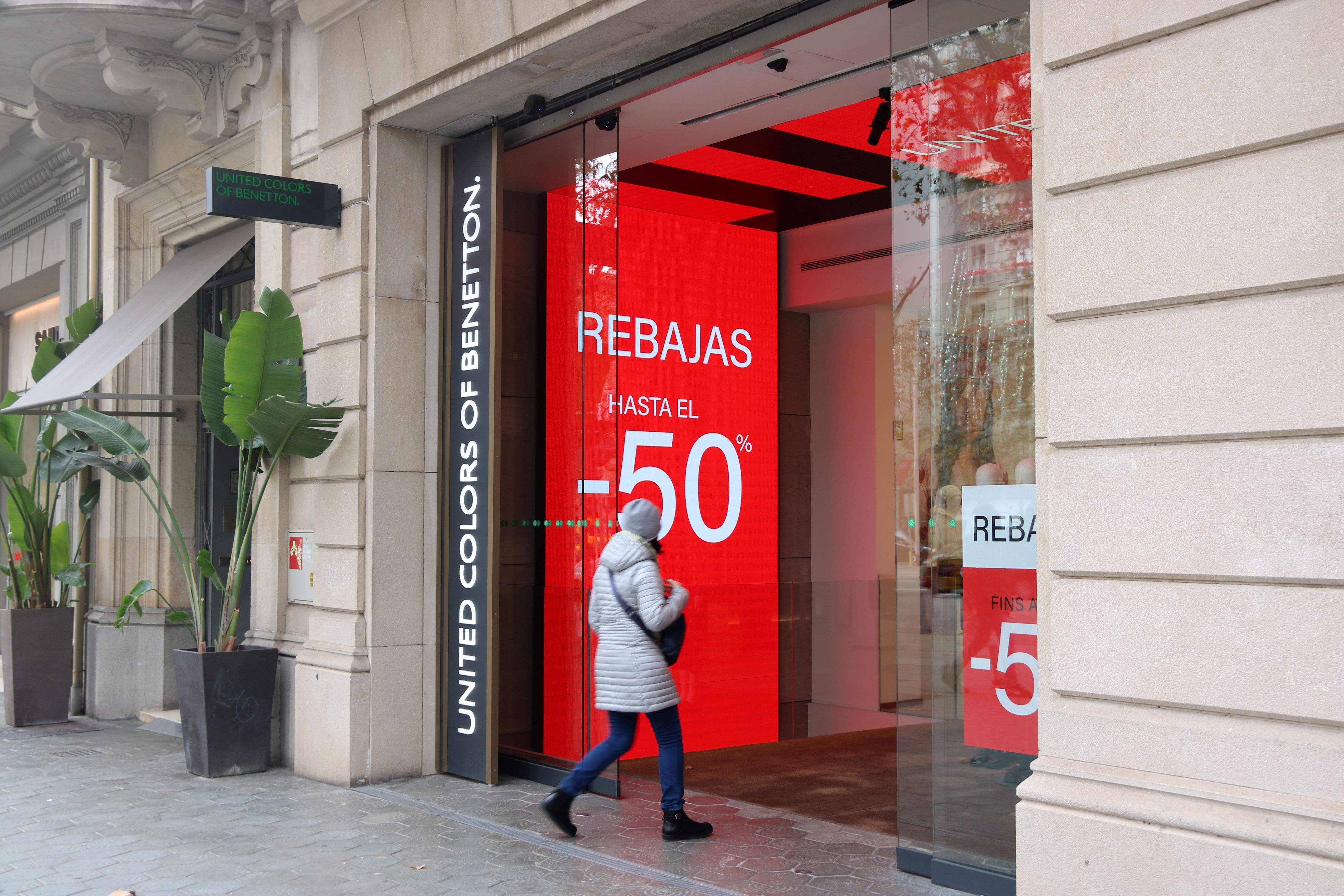 El comercio afronta las rebajas con optimismo y no prevé ofrecer "tantos" descuentos como otros años