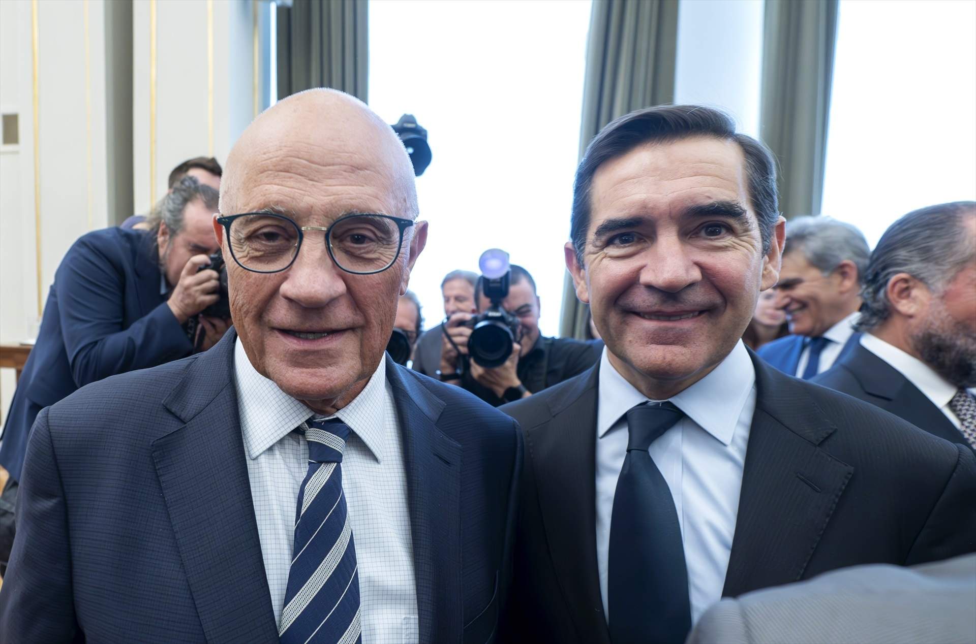 El BBVA debería subir un 20% la oferta por el Sabadell, según Alantra
