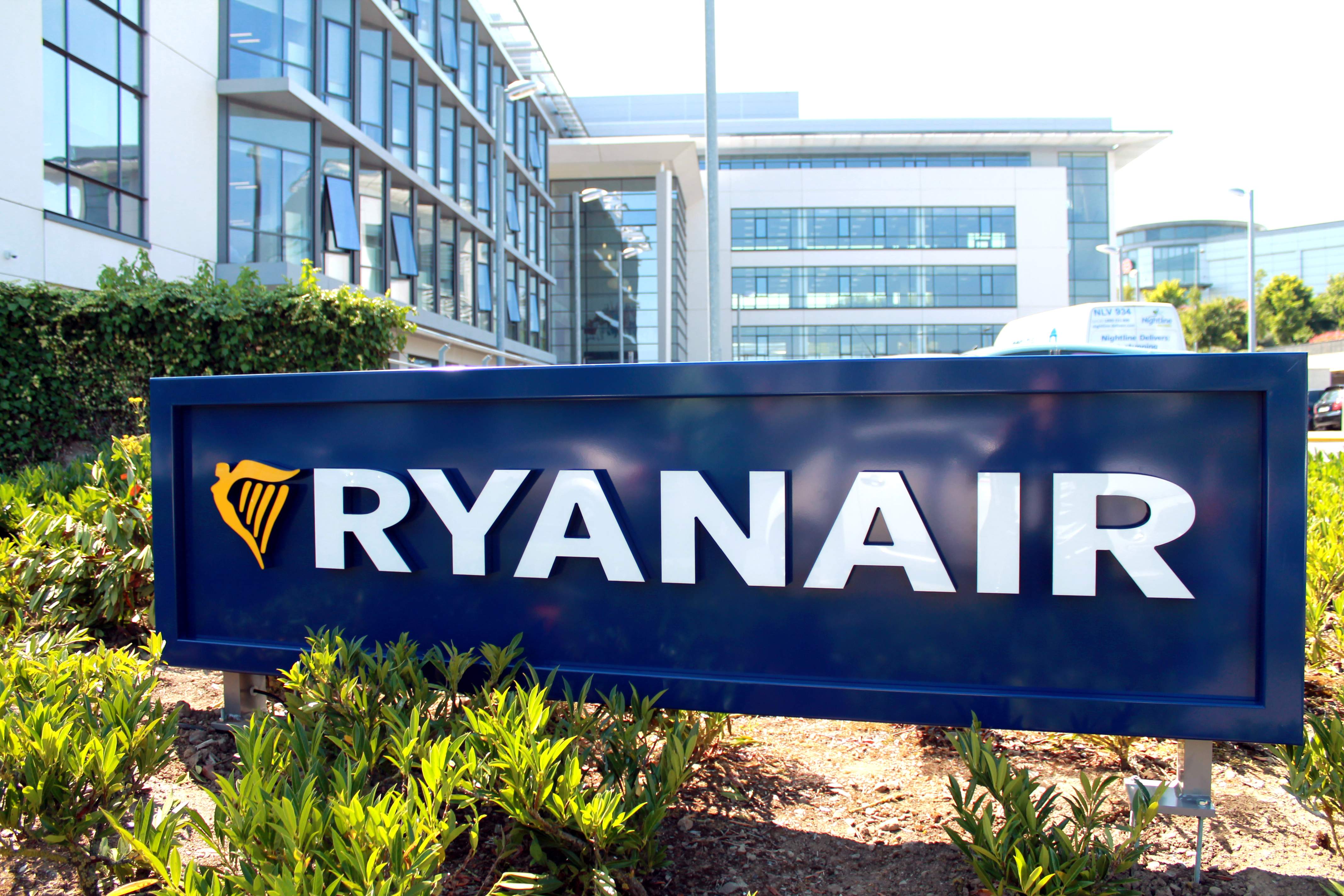 Ryanair extiende su alianza con los Erasmus para que puedan volar más barato