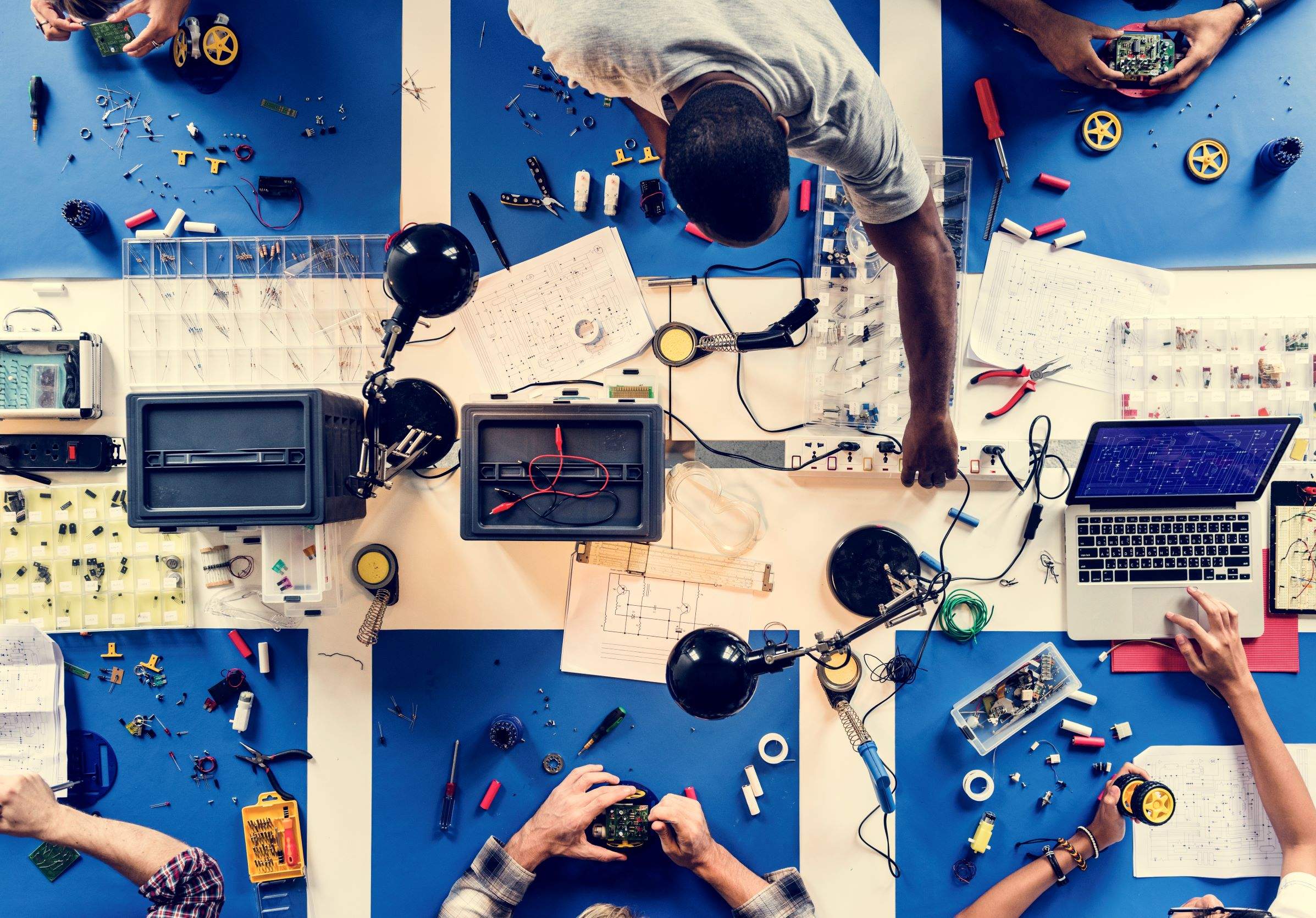 Un equip de treball de professionals de l'enginyeria electrònica
