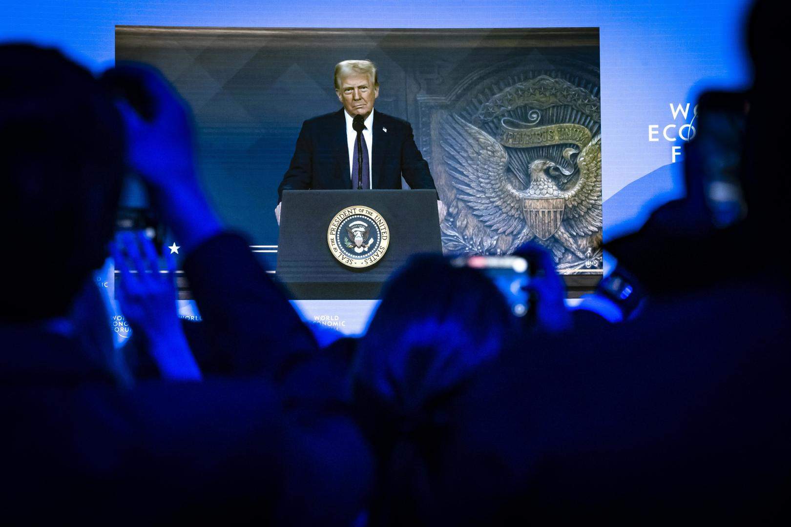 Trump amenaça de nou les empreses amb aranzels: "Si no fabriquen als EUR hauran de pagar"