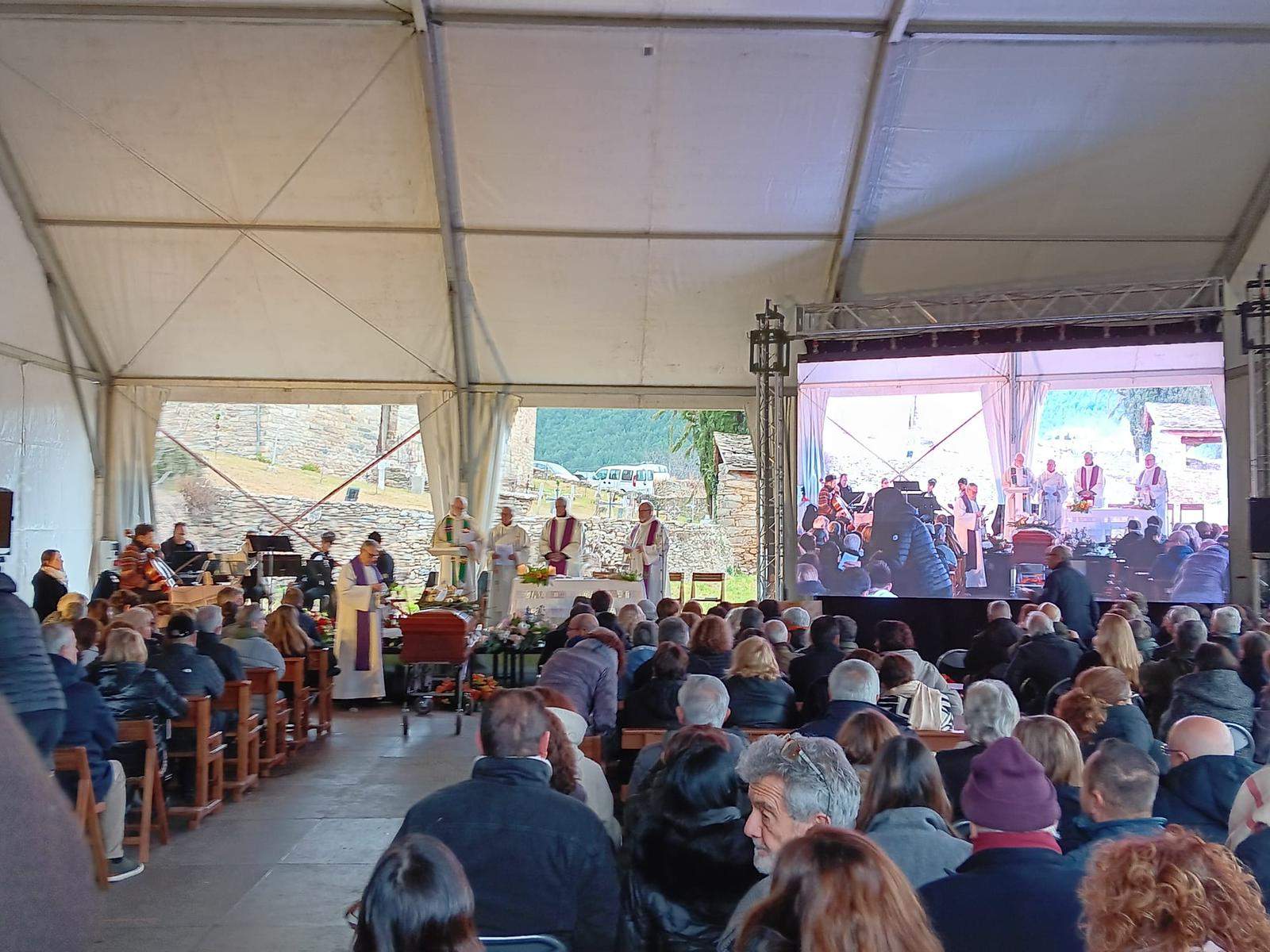 Multitudinaria despedida a Joan Planes en Estamariu