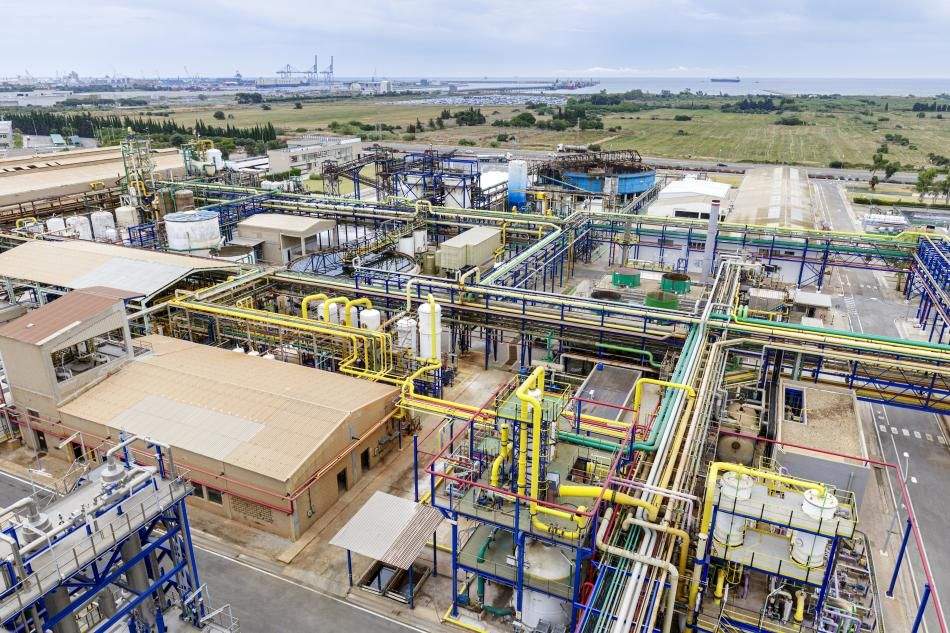 Ercros comercializará derivados del cloro producidos a partir de energía renovable