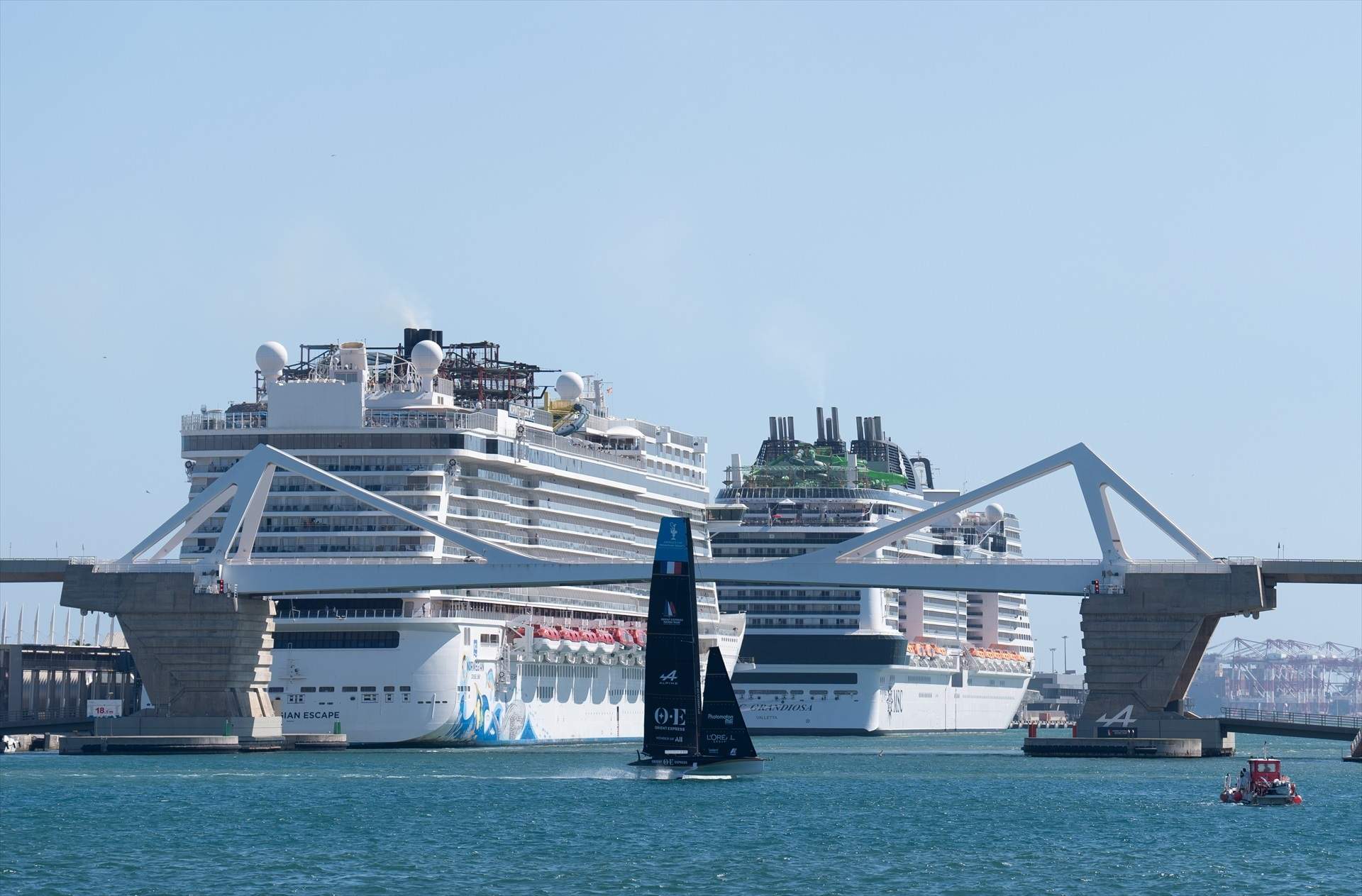 Endesa endolla a l'electricitat els primers ferris al Port de Barcelona