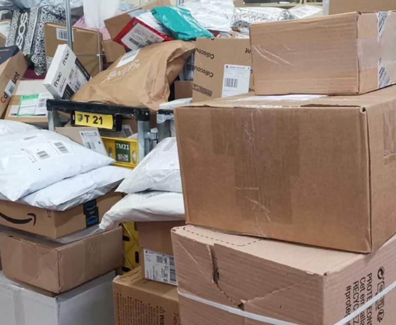 Detalle de los paquetes con compras devueltas de Amazon y otros operadores logísticos. Foto Mi Paquete de Misterio