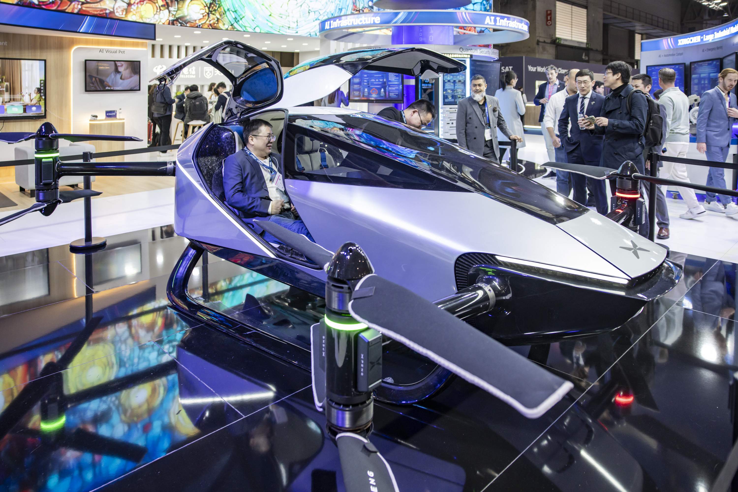Del cotxe volador als mòbils que canvien de color: les novetats estrella del MWC 2025 de Barcelona