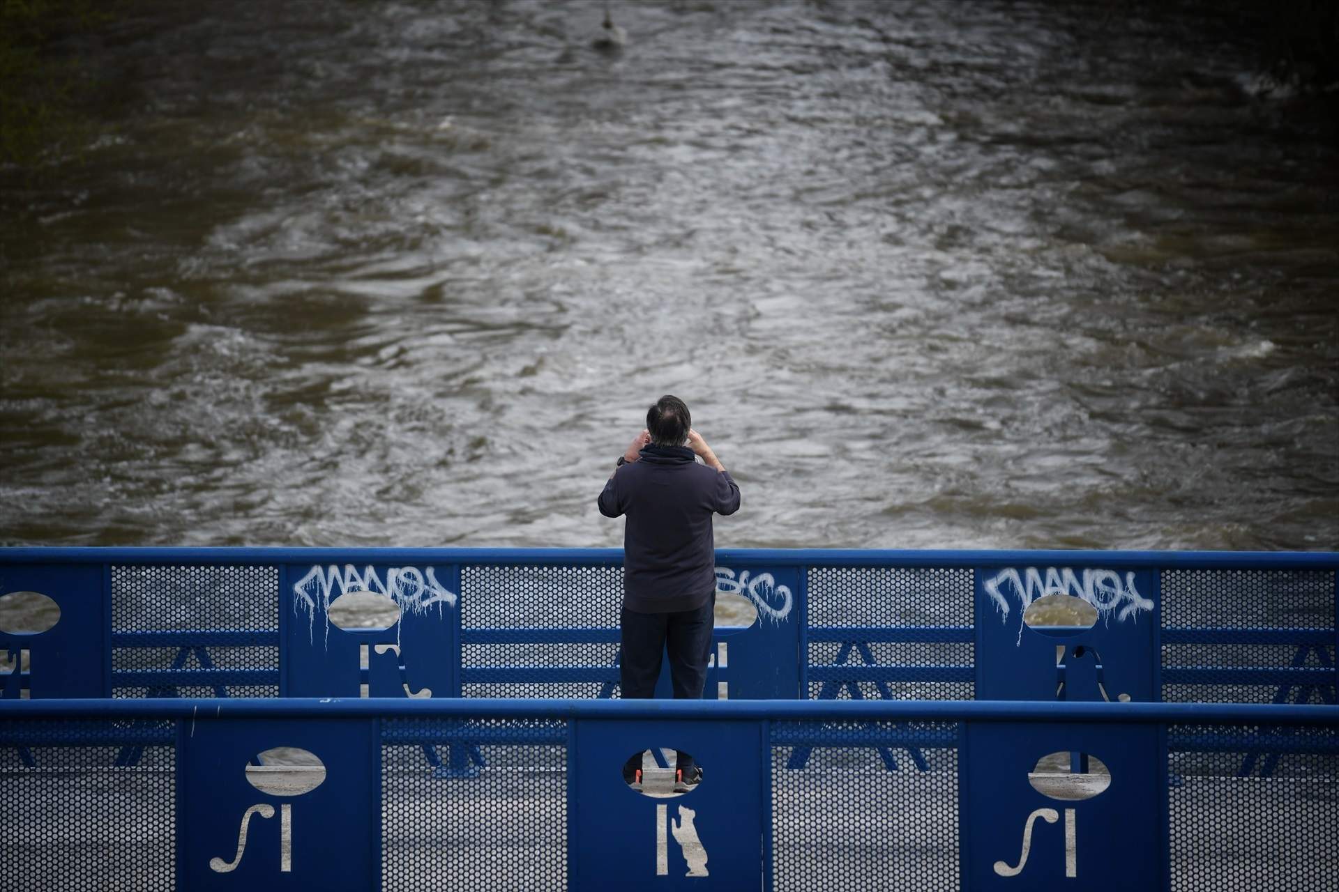 EuropaPress 6593872 persona fotografia crecida rio parque lineal manzanares 20 marzo 2025
