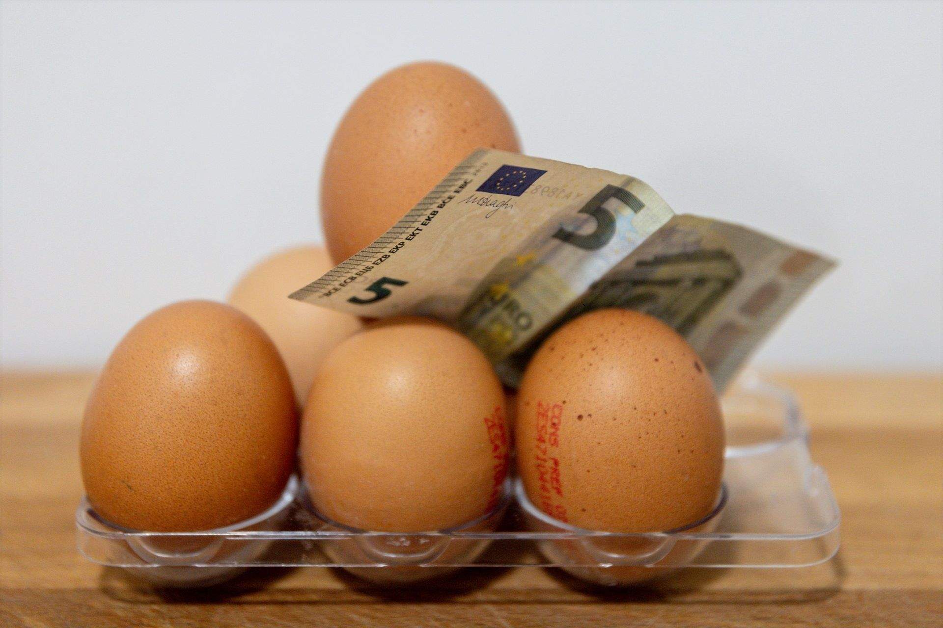 huevos cesta dinero europa press