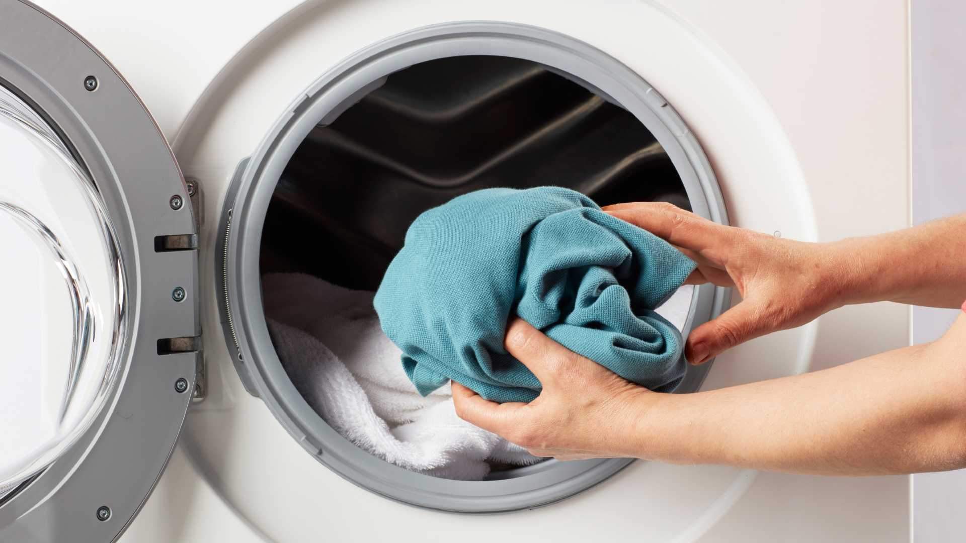 Te ahorras más poniendo la lavadora al mediodía que por la noche: la ola de calor cambia los precios