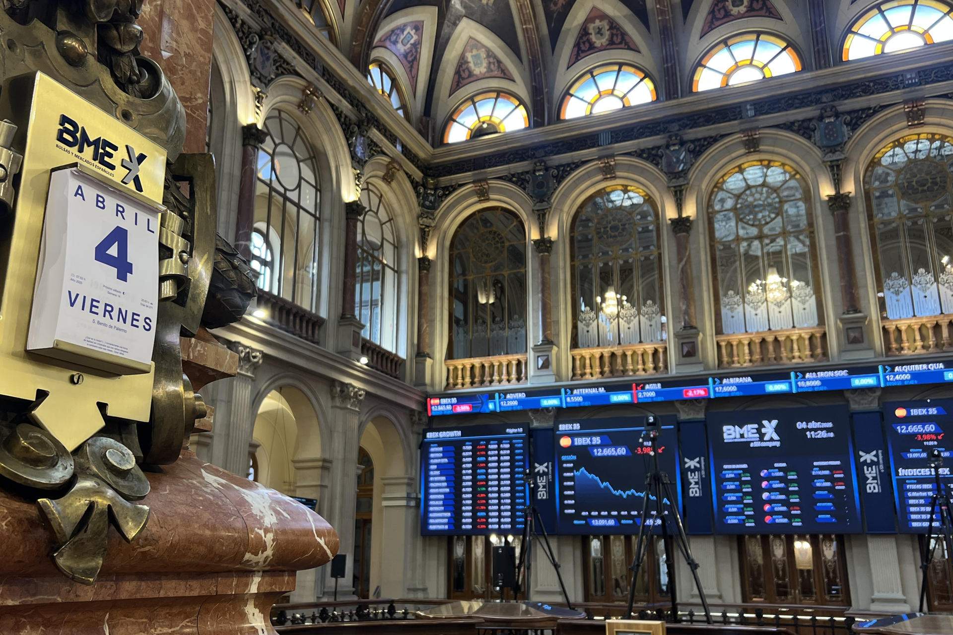 El Ibex-35 se desploma por el arrastre de los descensos de la banca al resto de valores