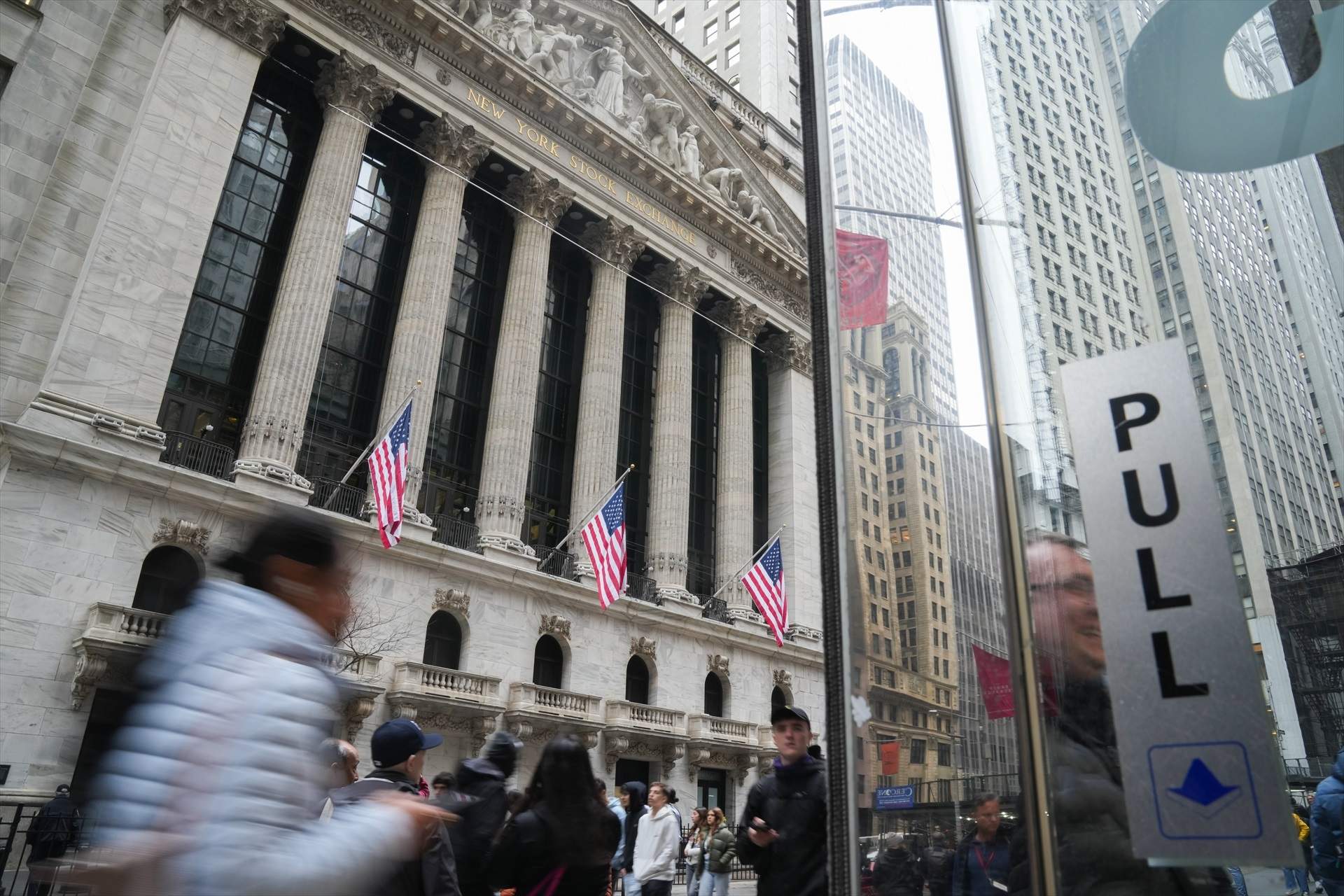 Wall Street cae casi el 6 % en su peor día desde 2020 por los aranceles de Trump