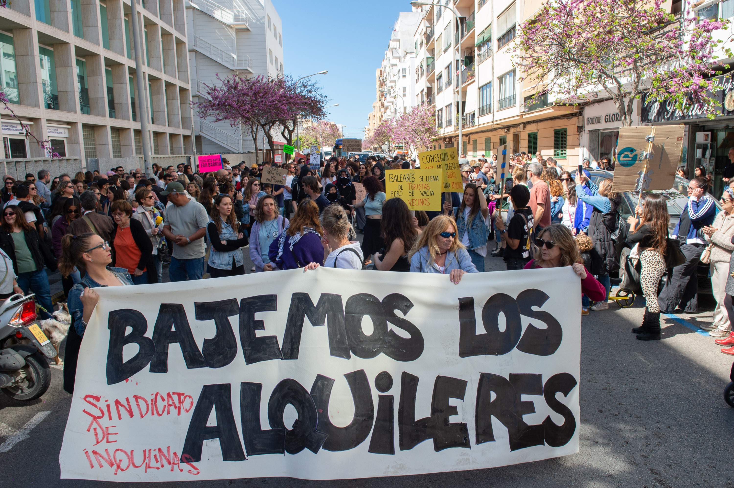 EuropaPress 6626234 decenas personas manifestacion vivienda abril 2025 ibiza baleares espana