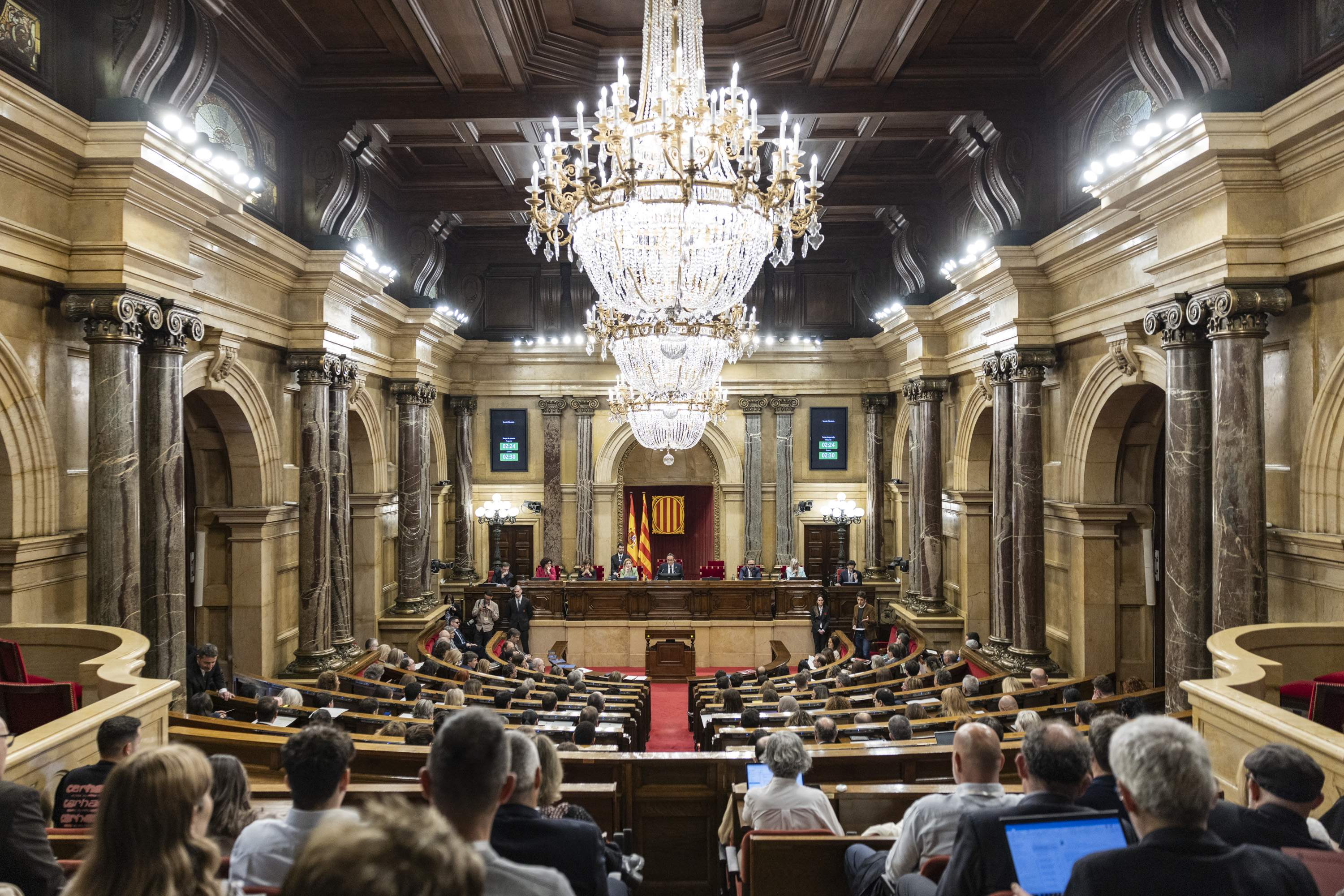 El Parlament exigeix al govern espanyol que denegui l'opa del BBVA al Sabadell