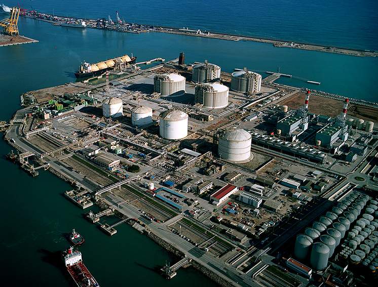 Tanques de almacenamiento de gas de Enagás, en Barcelona.