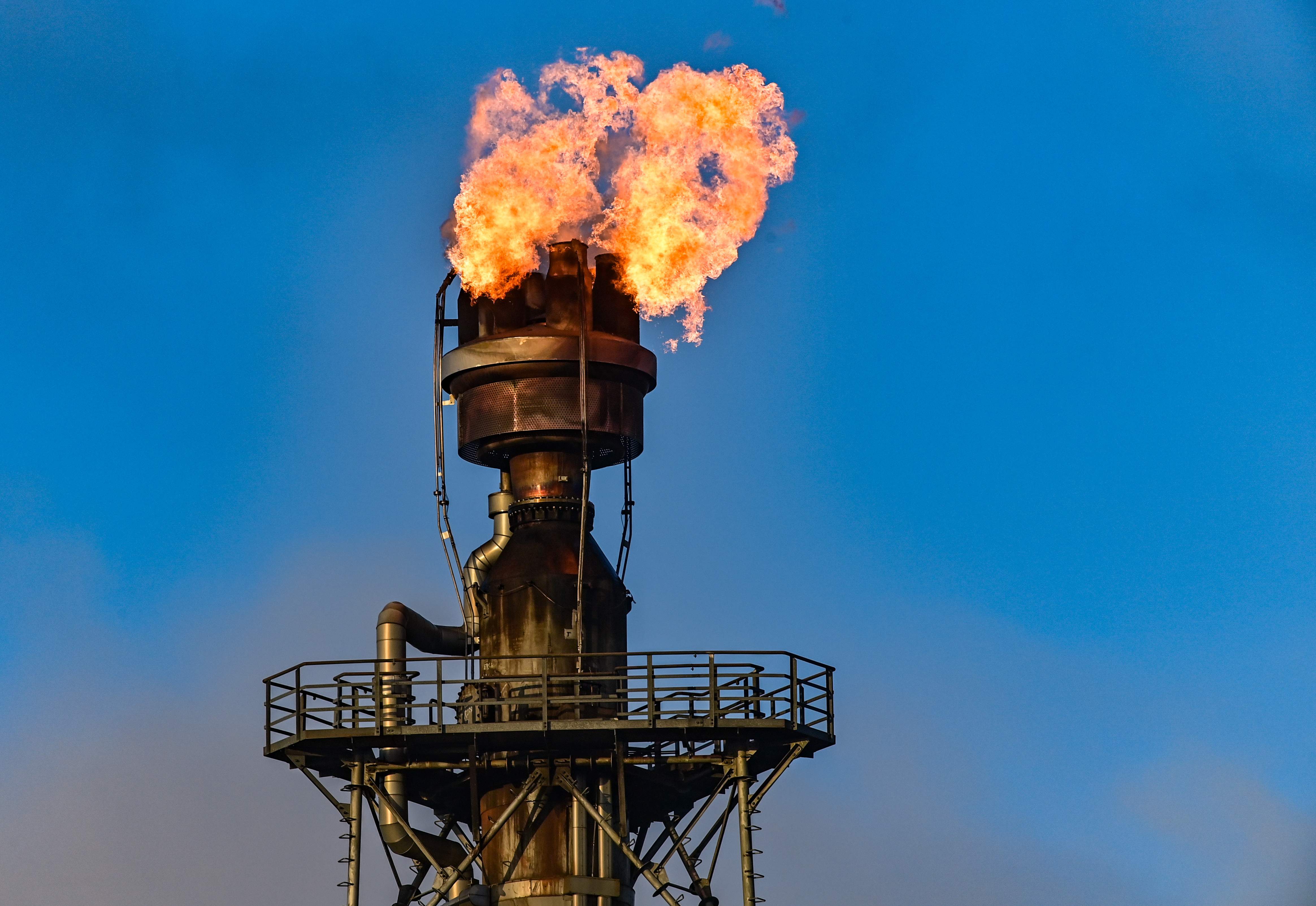 EuropaPress 6388399 25 february 2022 brandenburg schwedt surplus gas is burned off in the crude