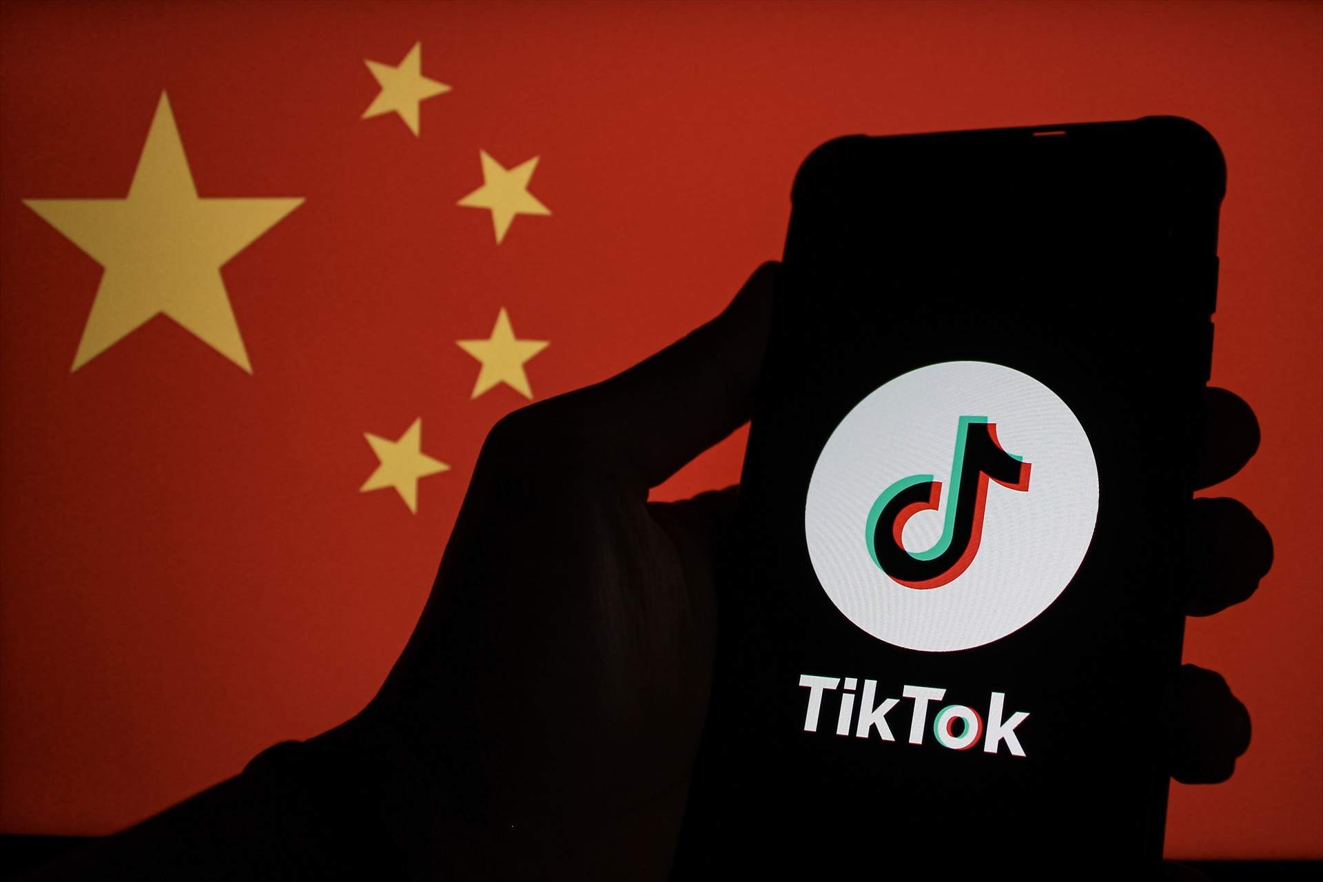 El logotipo de TikTok se muestra en un smartphone con la bandera de China de fondo.  Algi Febri Sugita/ZUMA Press Wire/dpa