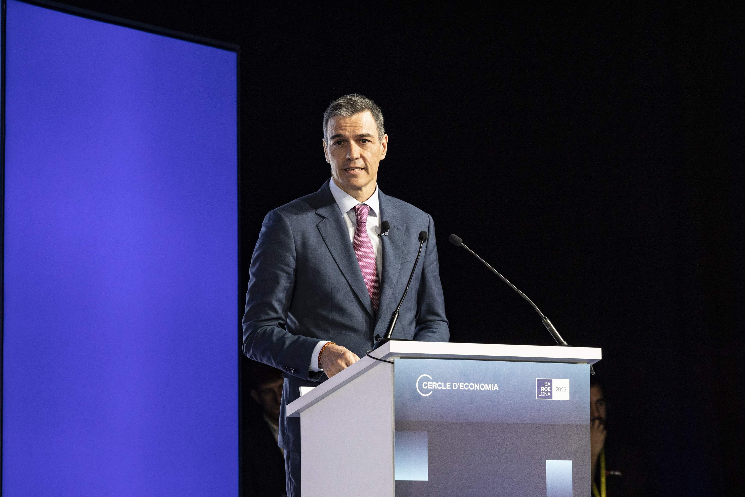 Sánchez sienta las bases para frenar la opa del BBVA al Sabadell