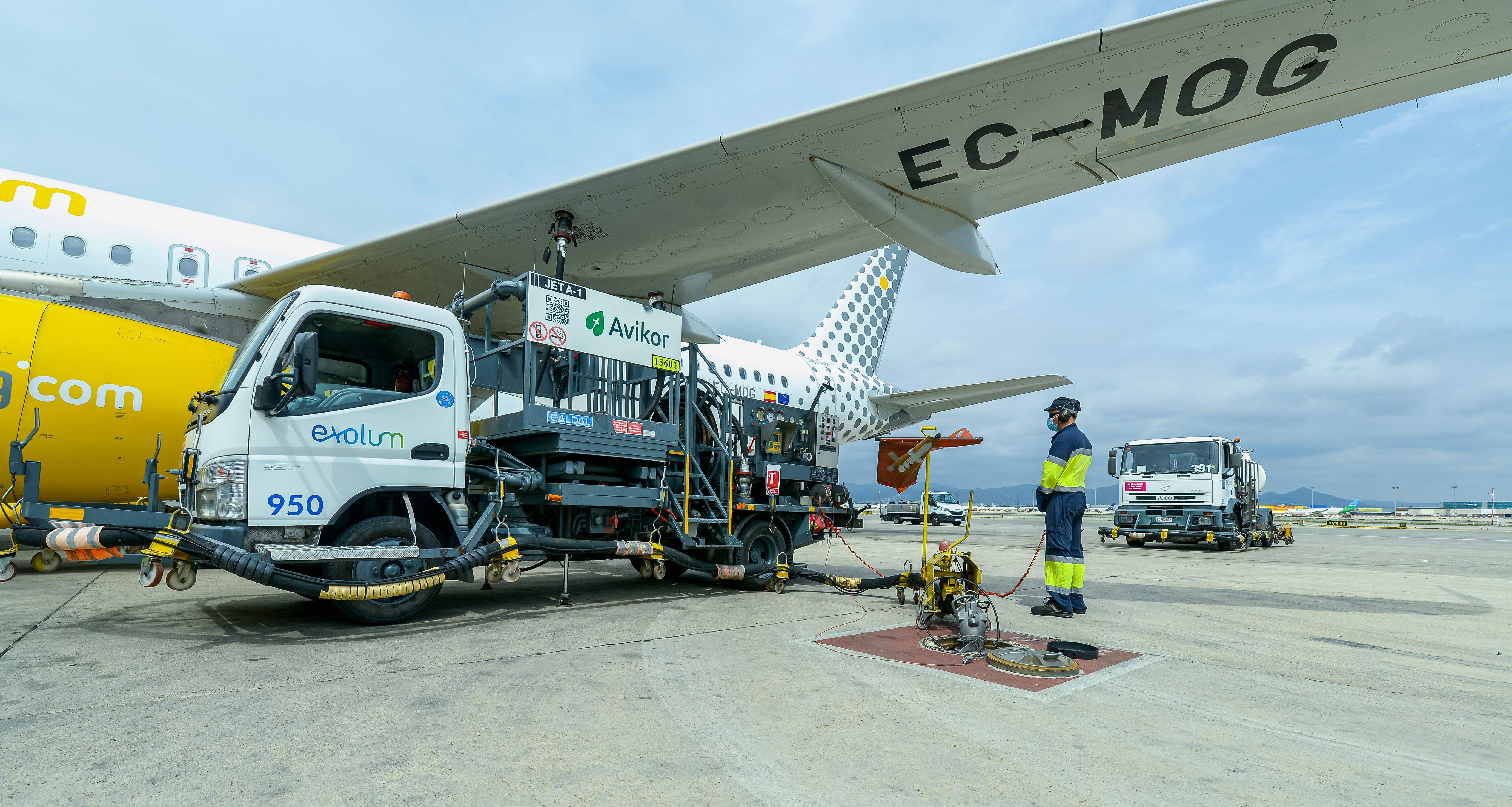 Un equipo de Exolum suministra combustible a un avión de Vueling, en el Prat