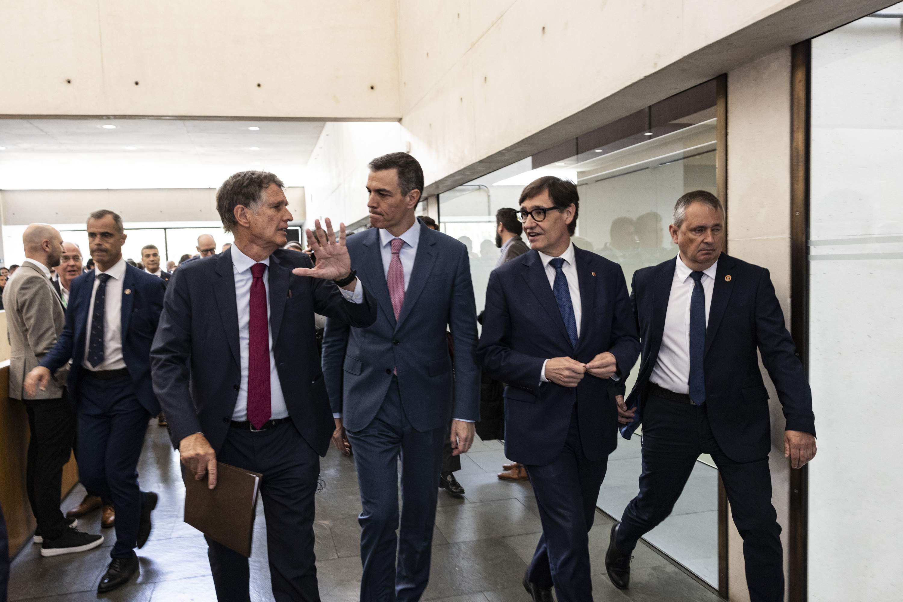 Un Illa previsible es mulla poc sobre l’opa davant uns empresaris resignats