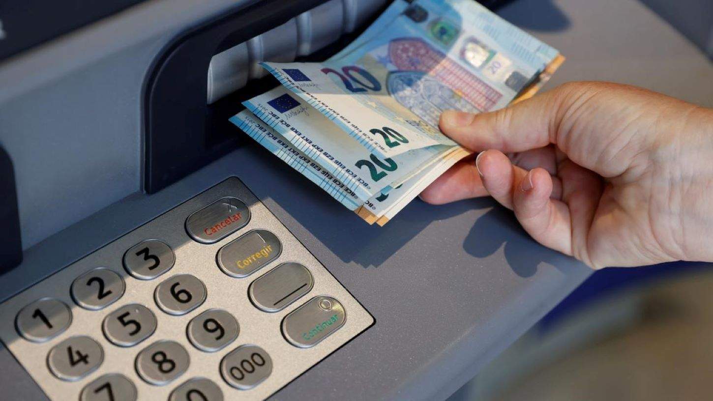 Què passa amb un compte bancari conjunt si mor un dels titulars?
