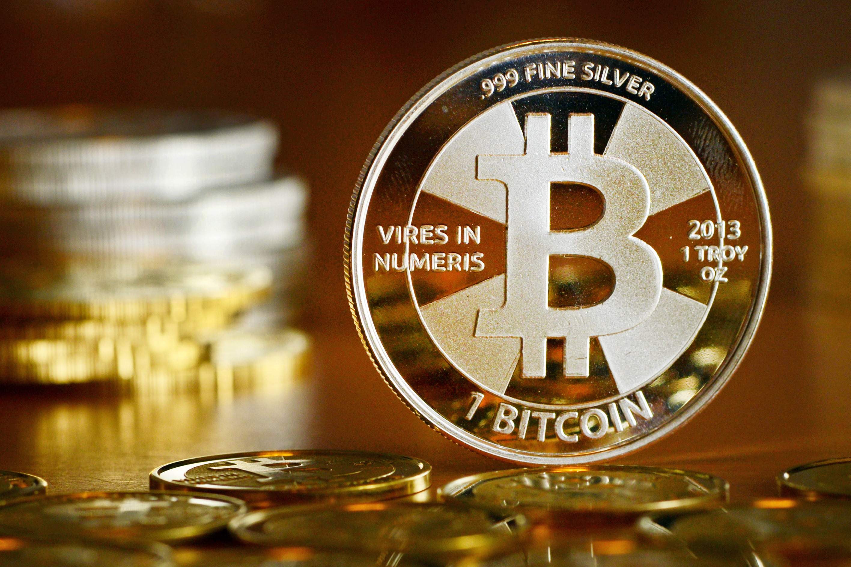 El bitcoin, del récord al 'bajón' de Trump: los analistas le ven más recorrido