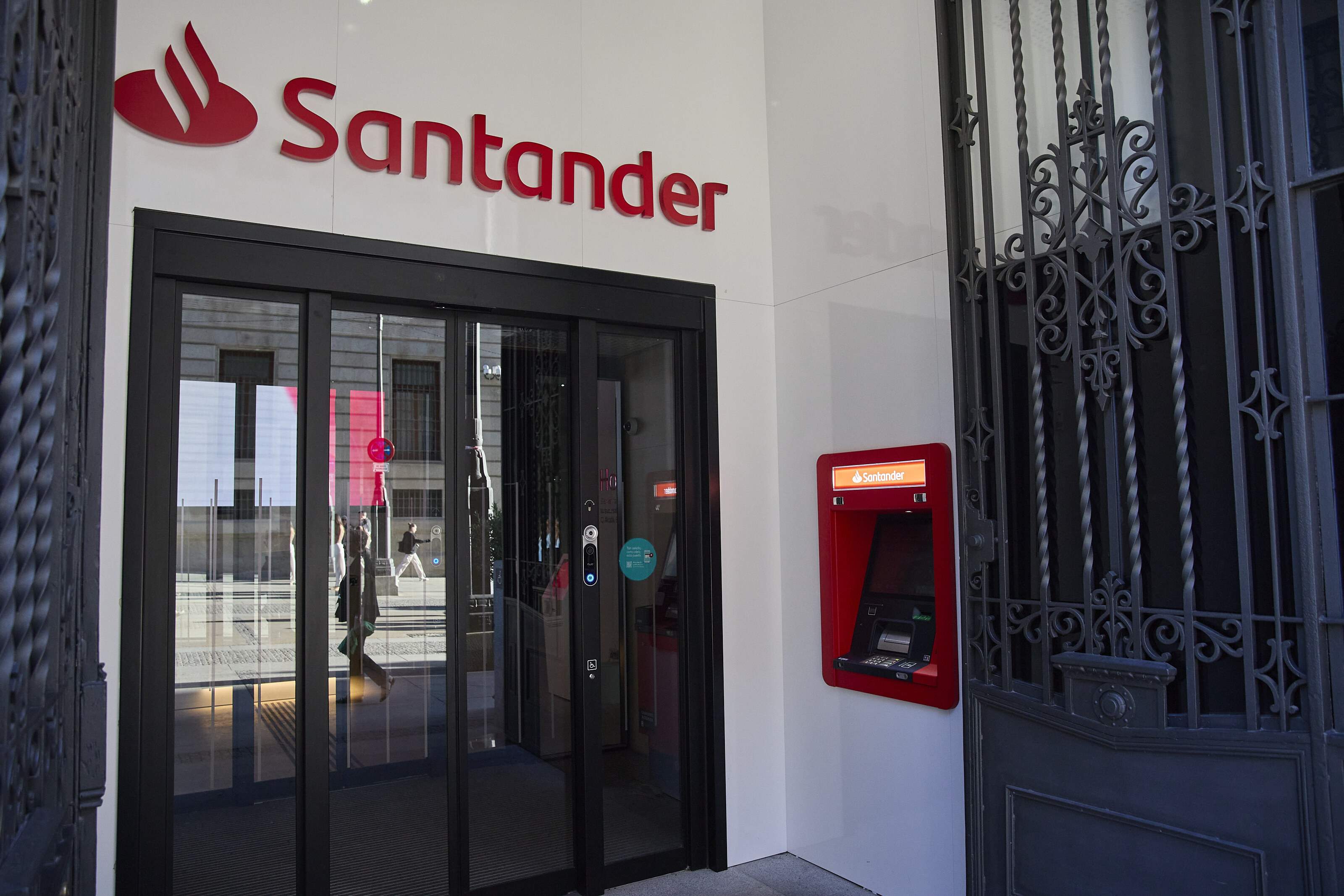 El Santander prepara nuevos cierres de oficinas y sale de los centros comerciales