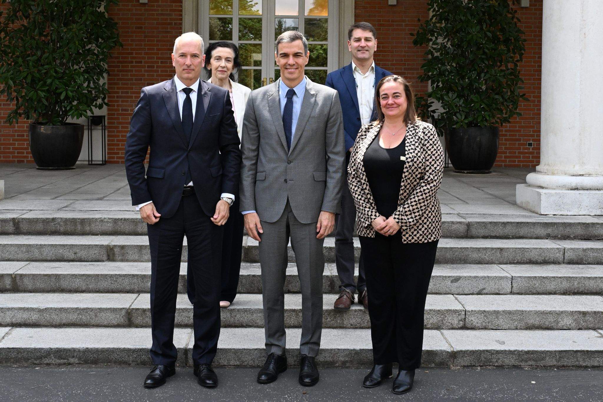 Markus Haupt y Patricia Such Seat con Pedro Sánchez