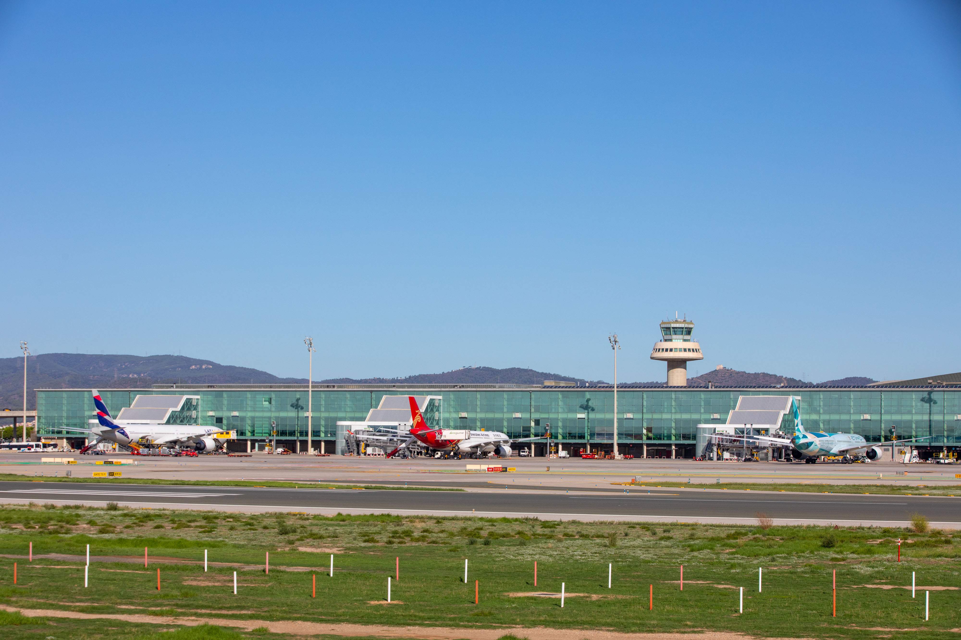 Aena inicia obres en una pista del Prat i avisa de vols afectats al novembre