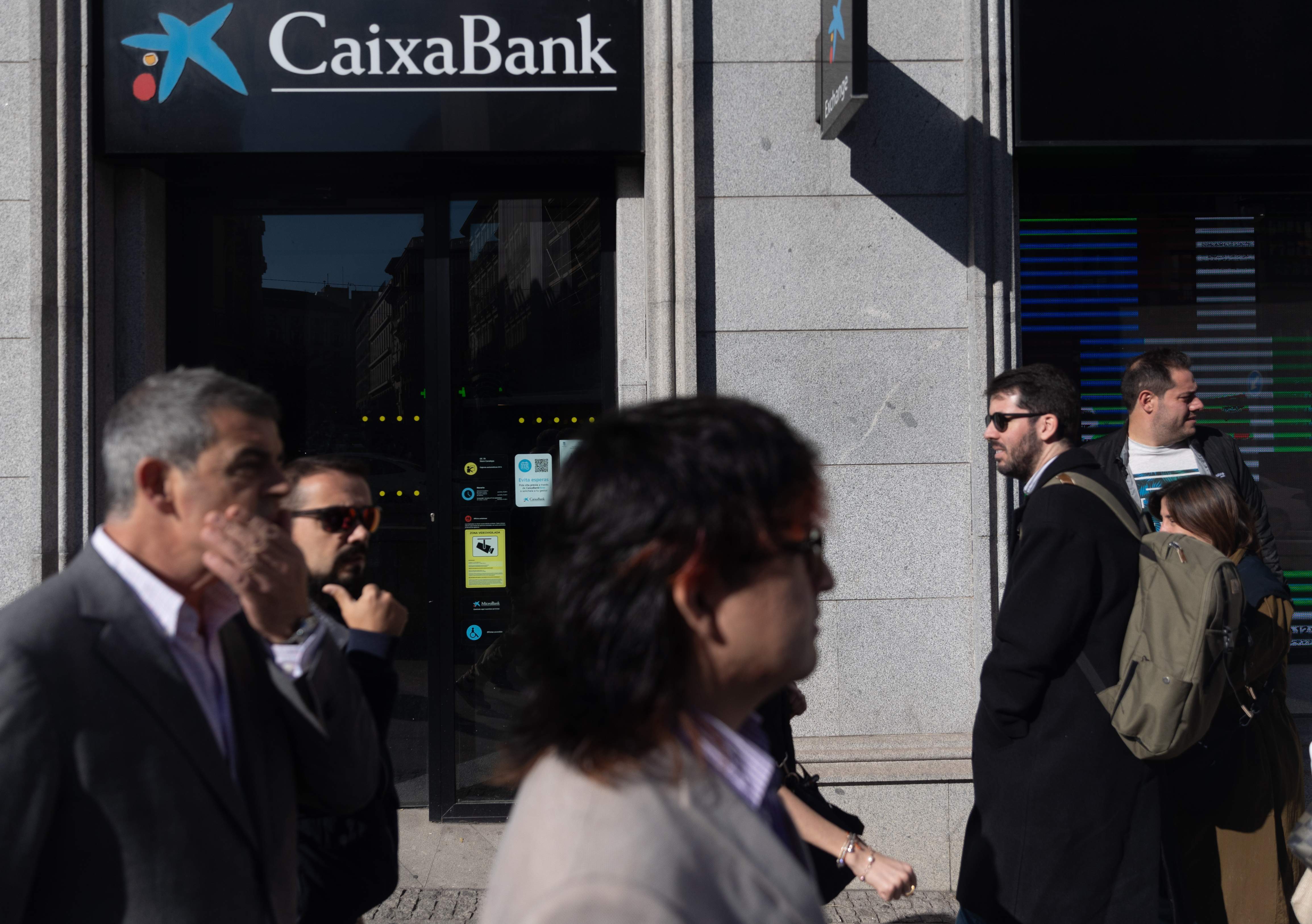 La banca reconeix que les sucursals són crucials a Espanya, però les continua tancant