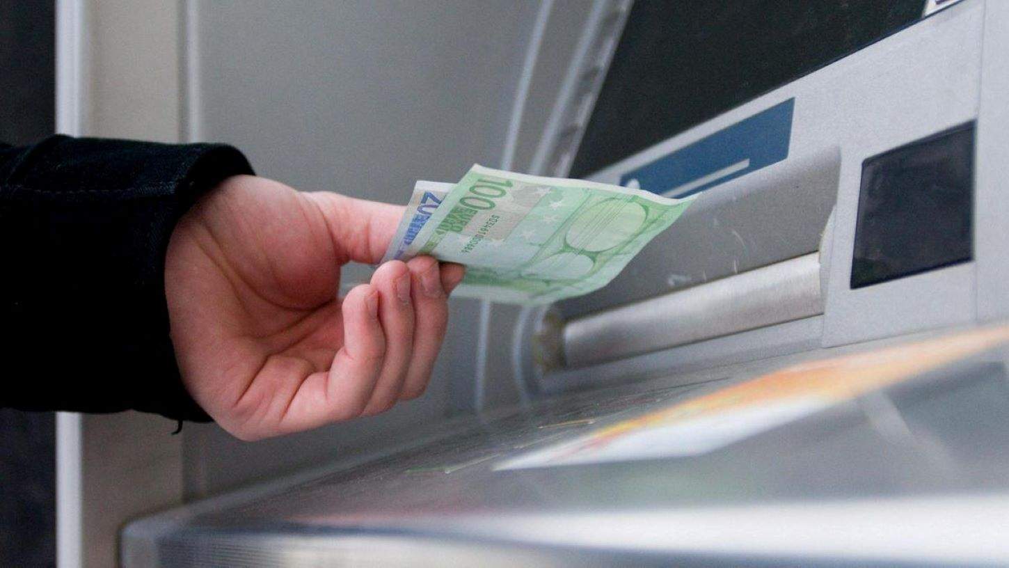 billetes dinero cajero efe