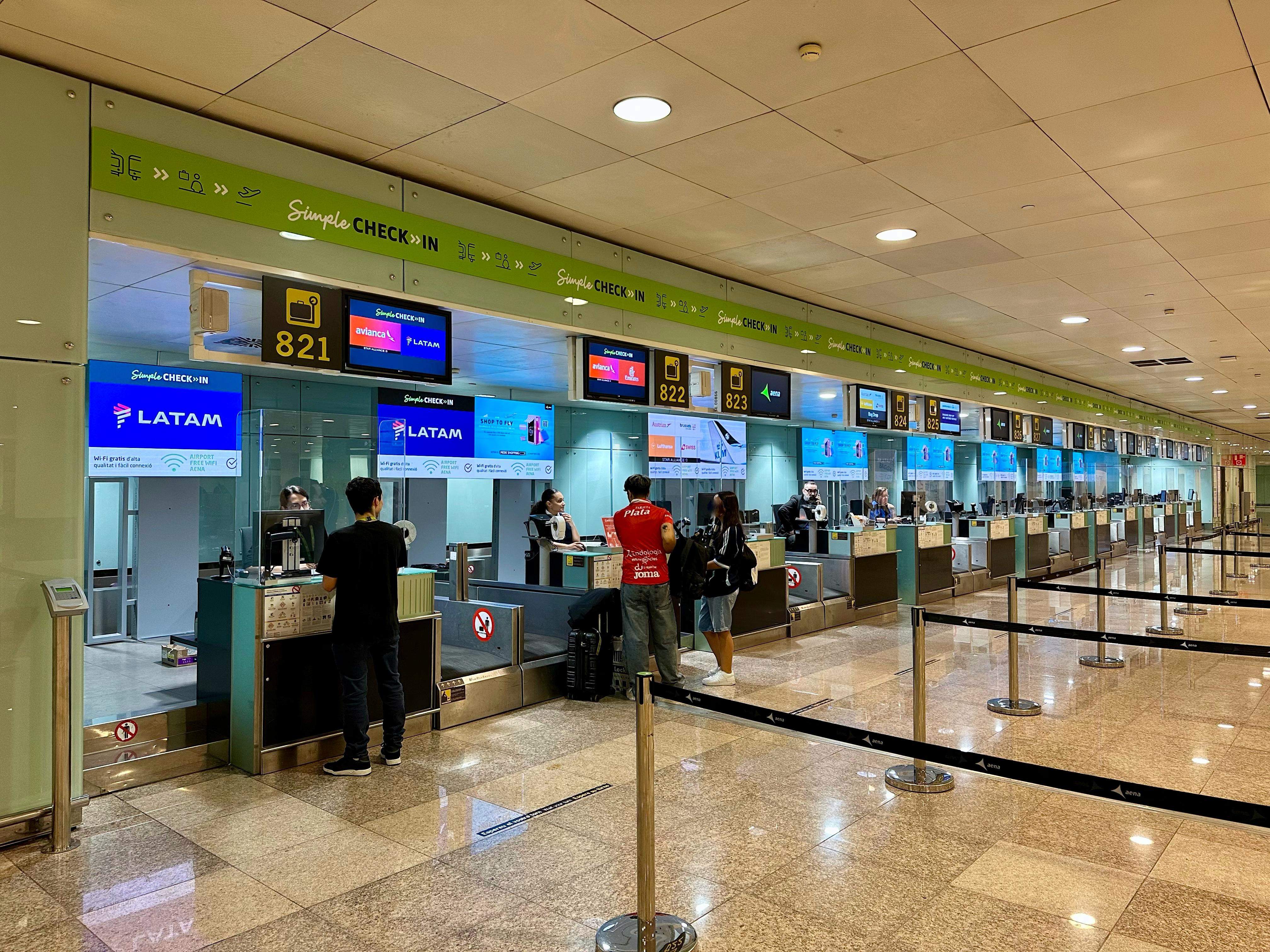 El aeropuerto de Barcelona-El Prat pone en marcha un nuevo servicio para aligerar la facturación en la T1