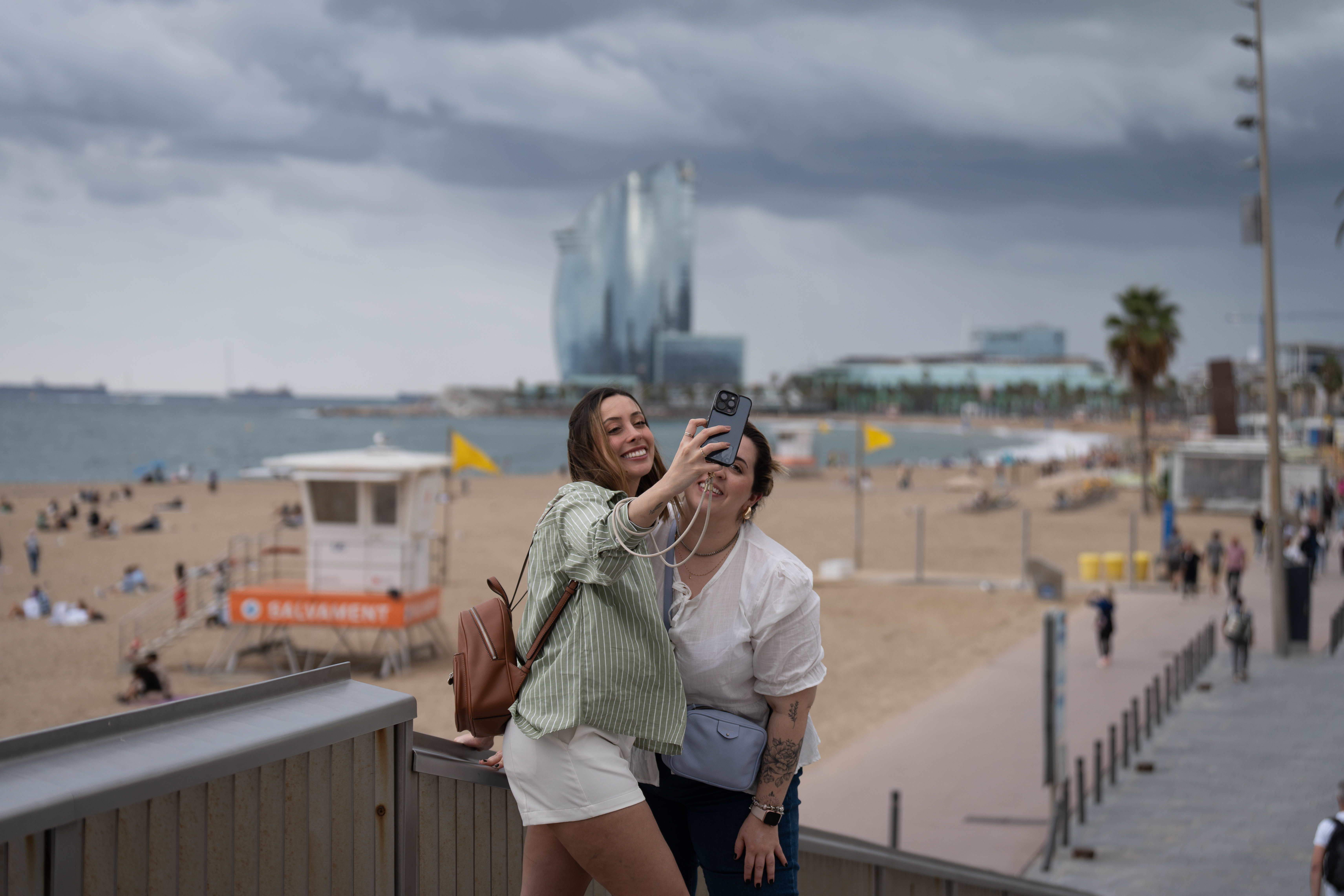 EuropaPress 6221230 dos jovenes toman fotografia lado mini antena instalada paseo playa