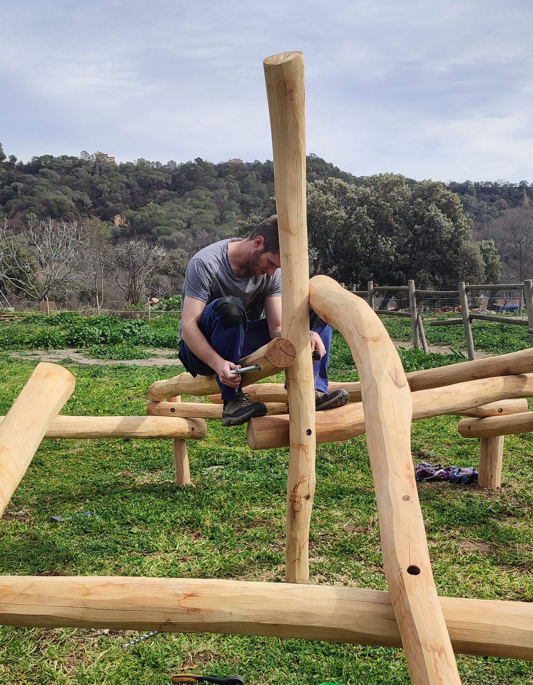 Muntatge d'un joc de robinia de la cooperativa Altijoc, de Cardedeu, en un espai a l'aire lliure.