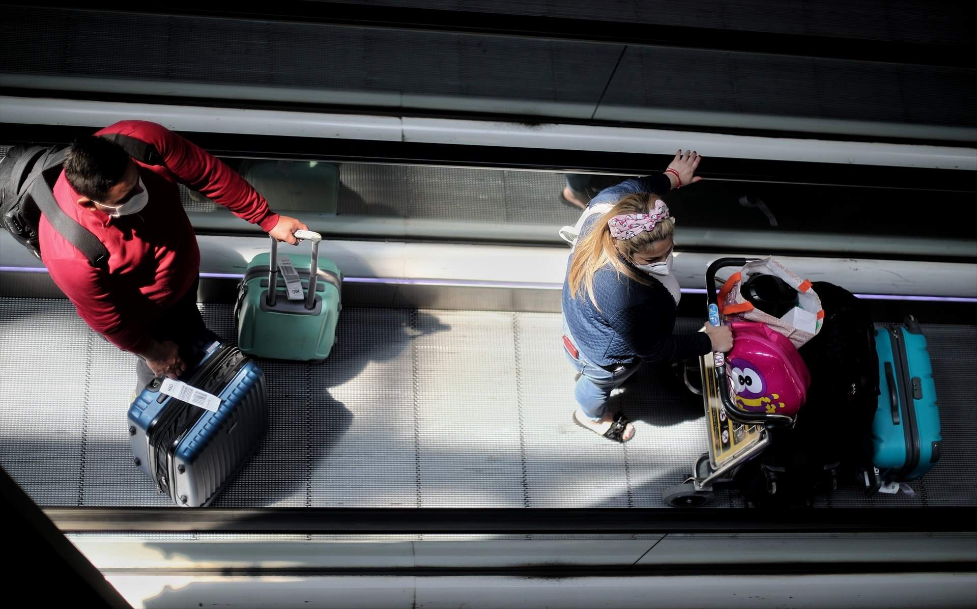 Un grupo de pasajeros en tránsito en el aeropuerto de Barajas. Europa Press