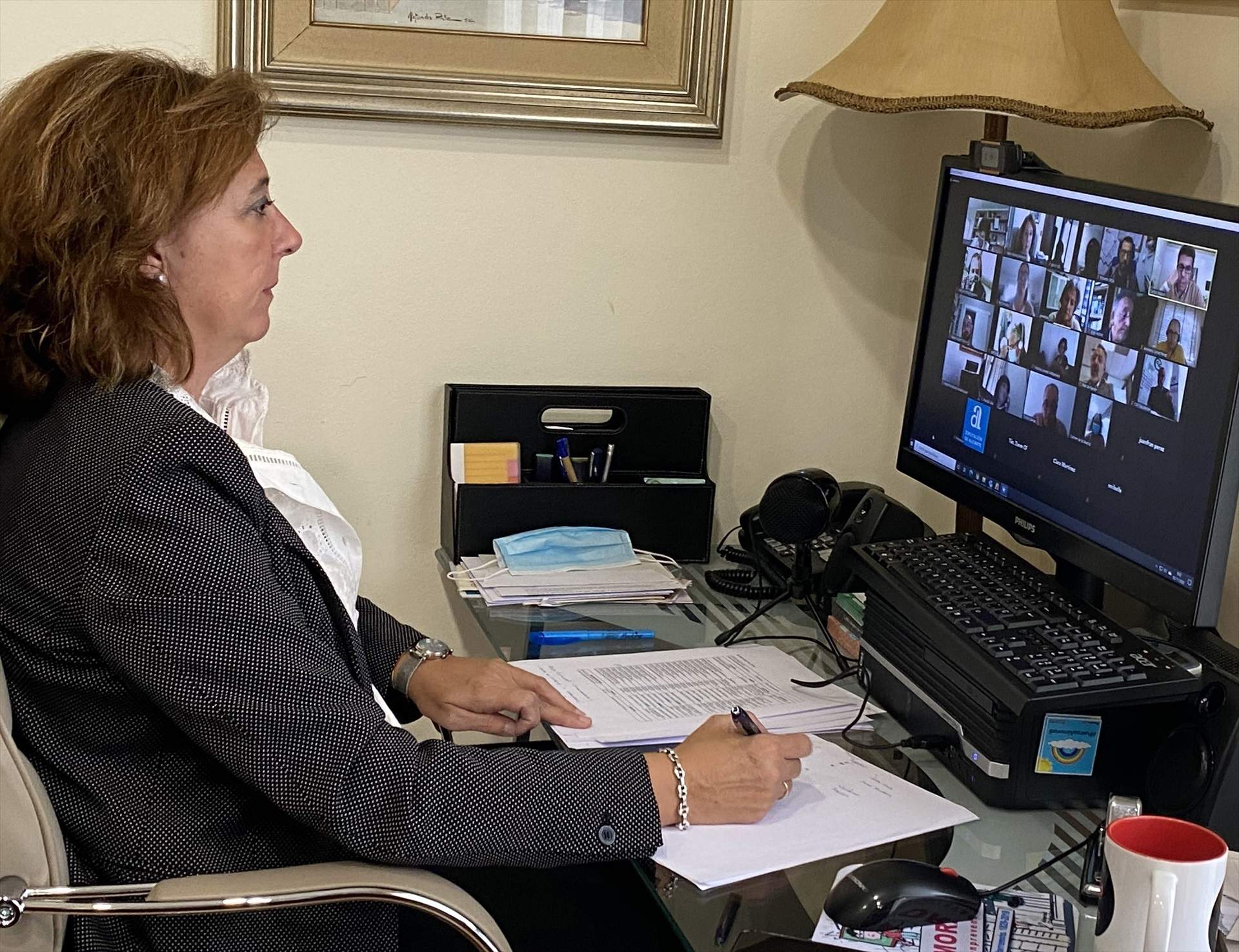 Una funcionaria de la Diputación de Alicante en una jornada de teletrabajo. Europa Press