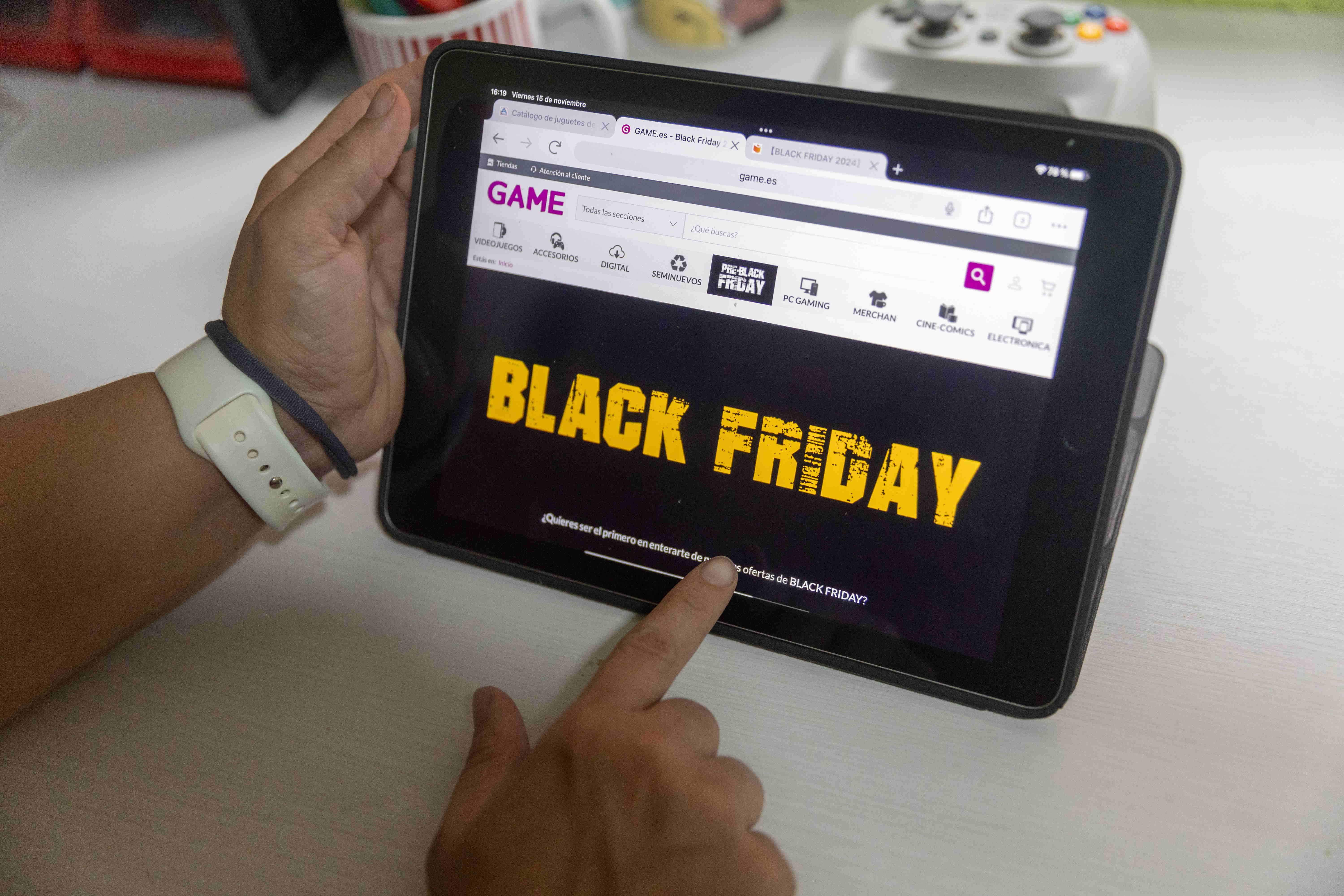 EuropaPress 6343135 joven mira web compras online 15 noviembre 2024 madrid espana proximo 29