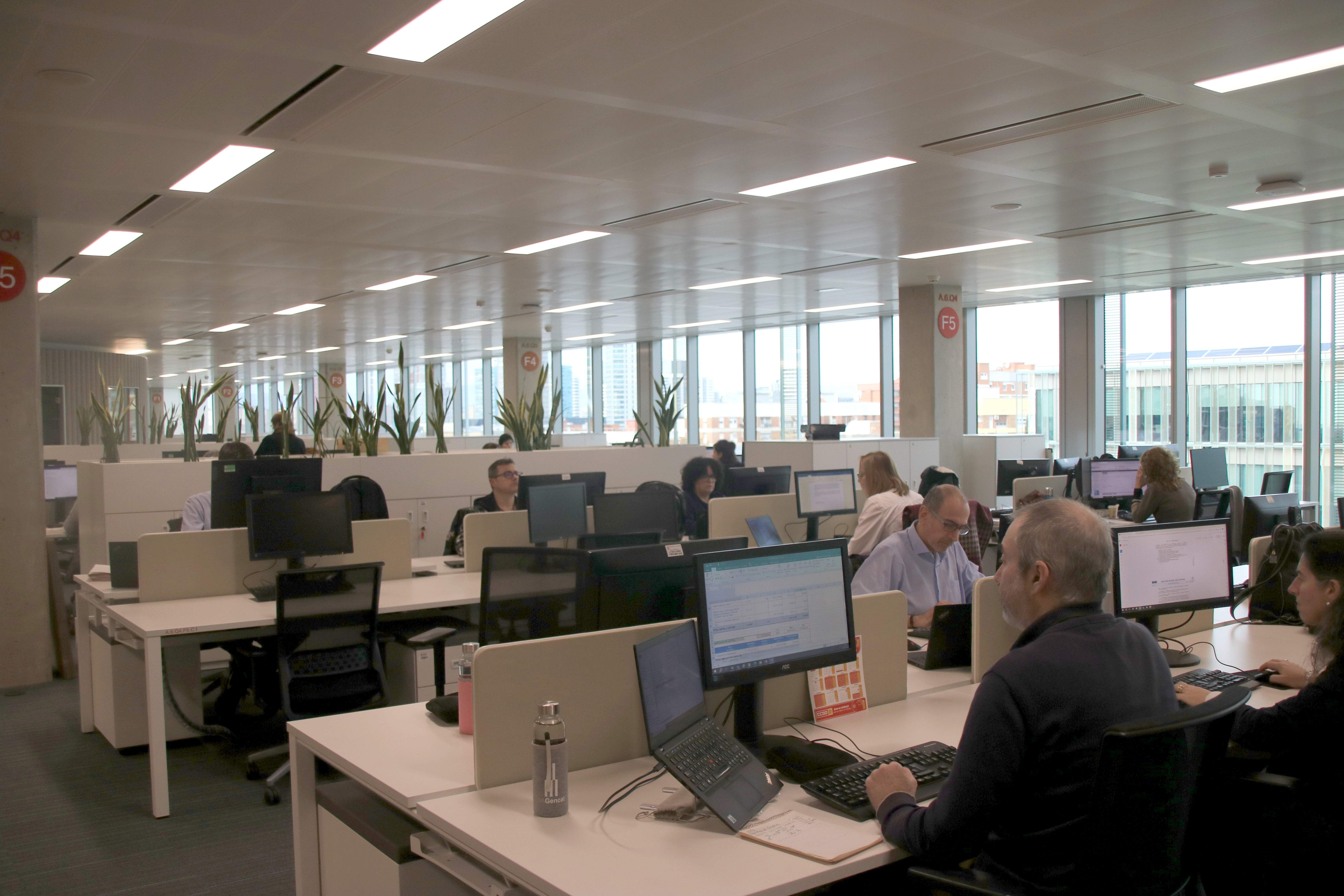 Los funcionarios de la Generalitat no cobrarán antes de septiembre la subida de sueldo del 0,5%