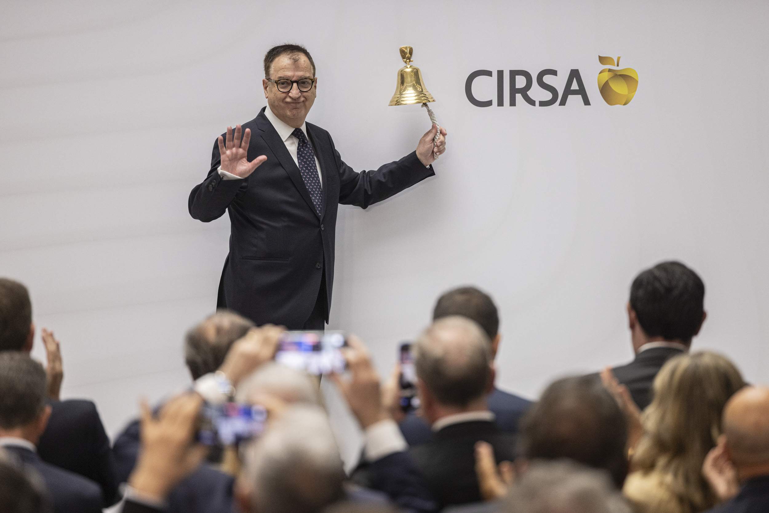 El president executiu de Cirsa, Joaquim Agut, donant el toc de campanya a la Borsa de Barcelona. / Foto: Montse Giralt