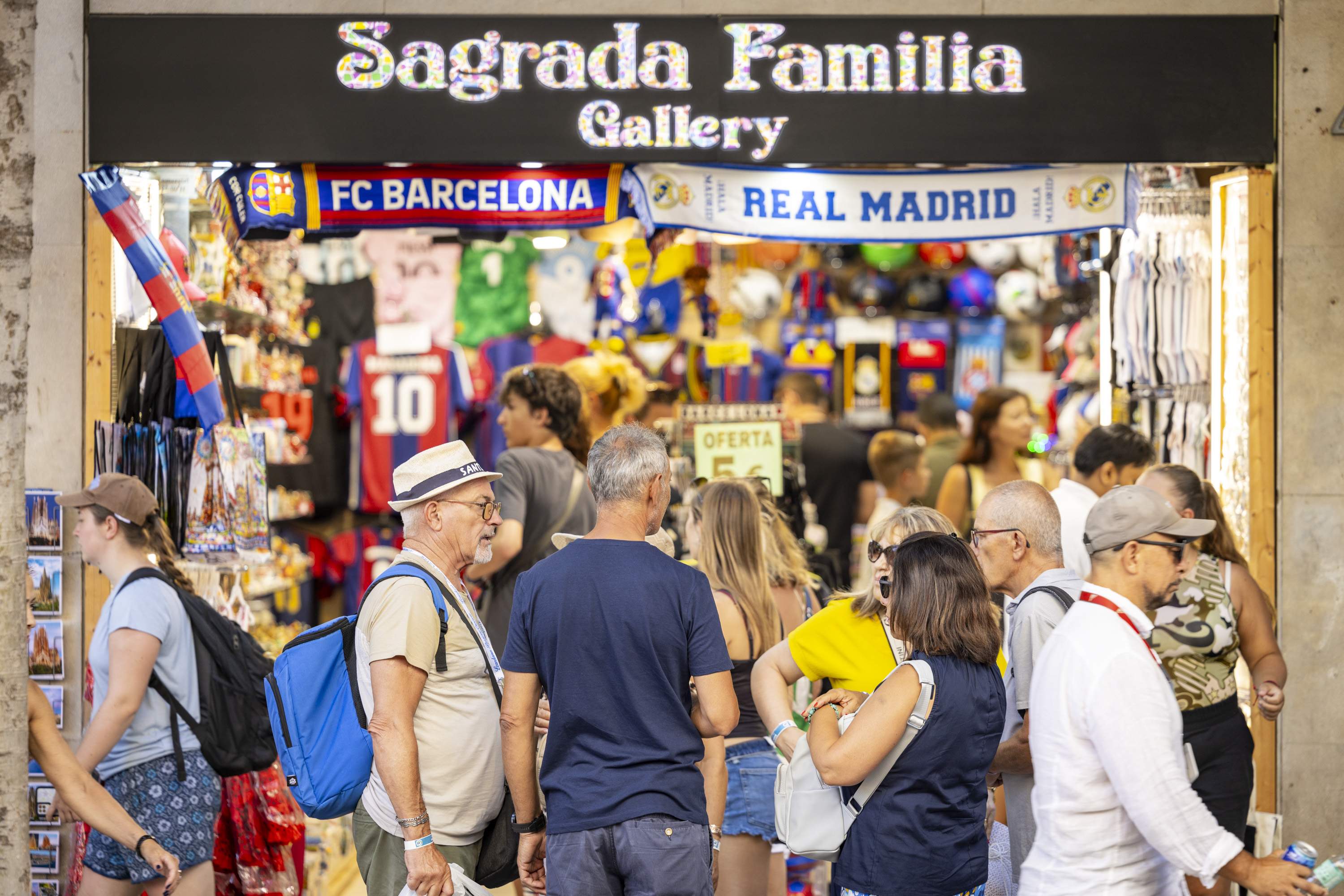Catalunya, líder en el comerç d'articles de record per als turistes, amb un de cada 4 establiments