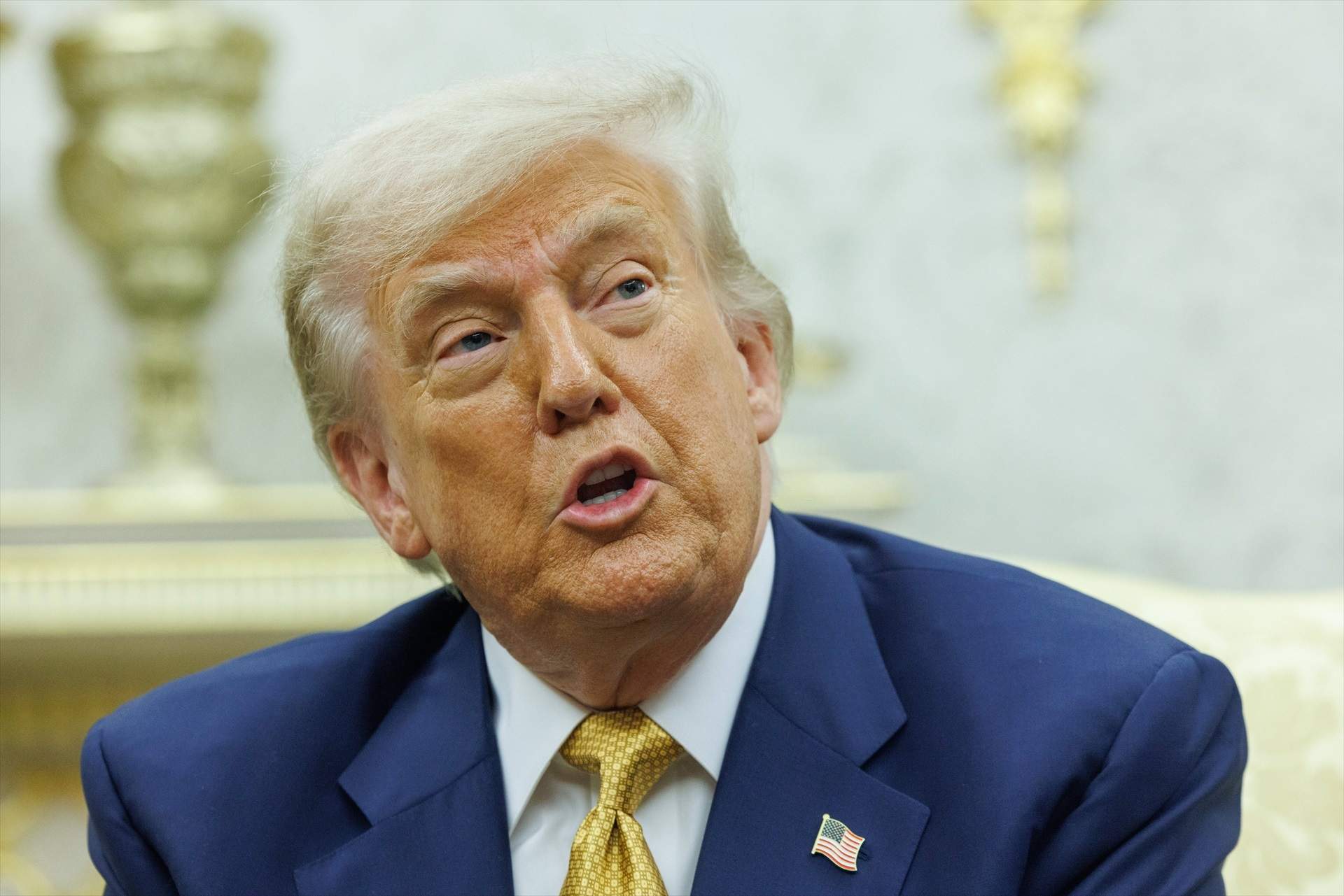 Donald Trump engega la màquina d'enviar cartes per comunicar aranzels a tothom