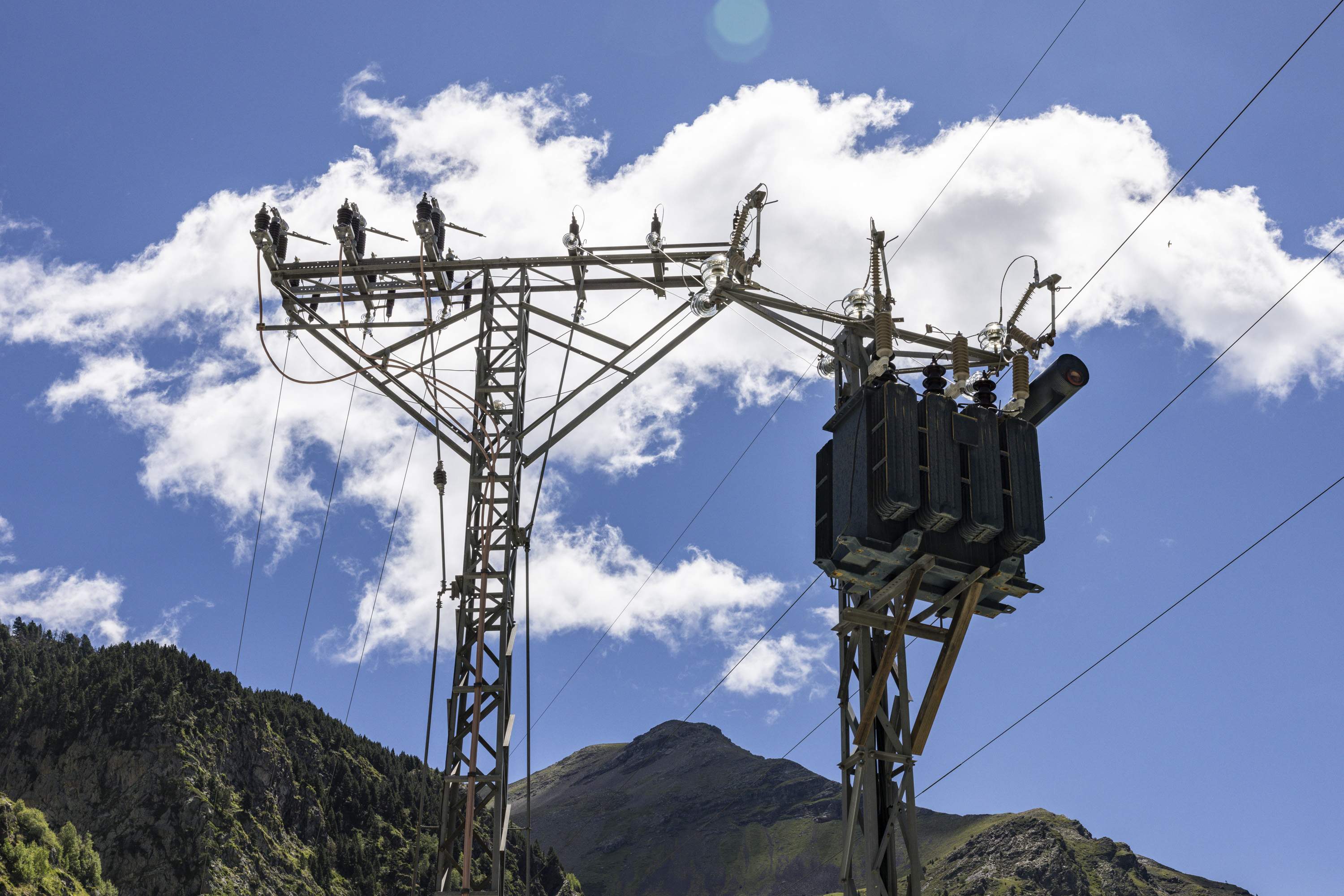 Las eléctricas ven la luz a pesar del apagón: suman 10.000 millones de beneficios récord
