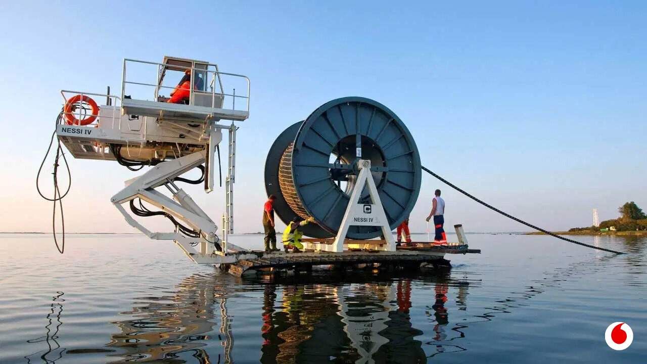 Despliegue de un cable submarino para transportar la fibra óptica. Foto Vodafone