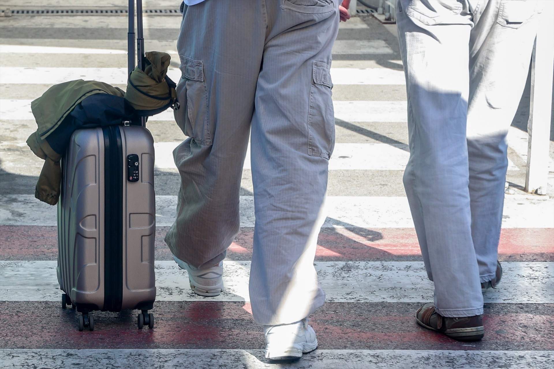 Unos viajeros con un equipaje de mano con medidas ajustadas a las reglas de las compañías low cost. Ricardo Rubio / Europa Press