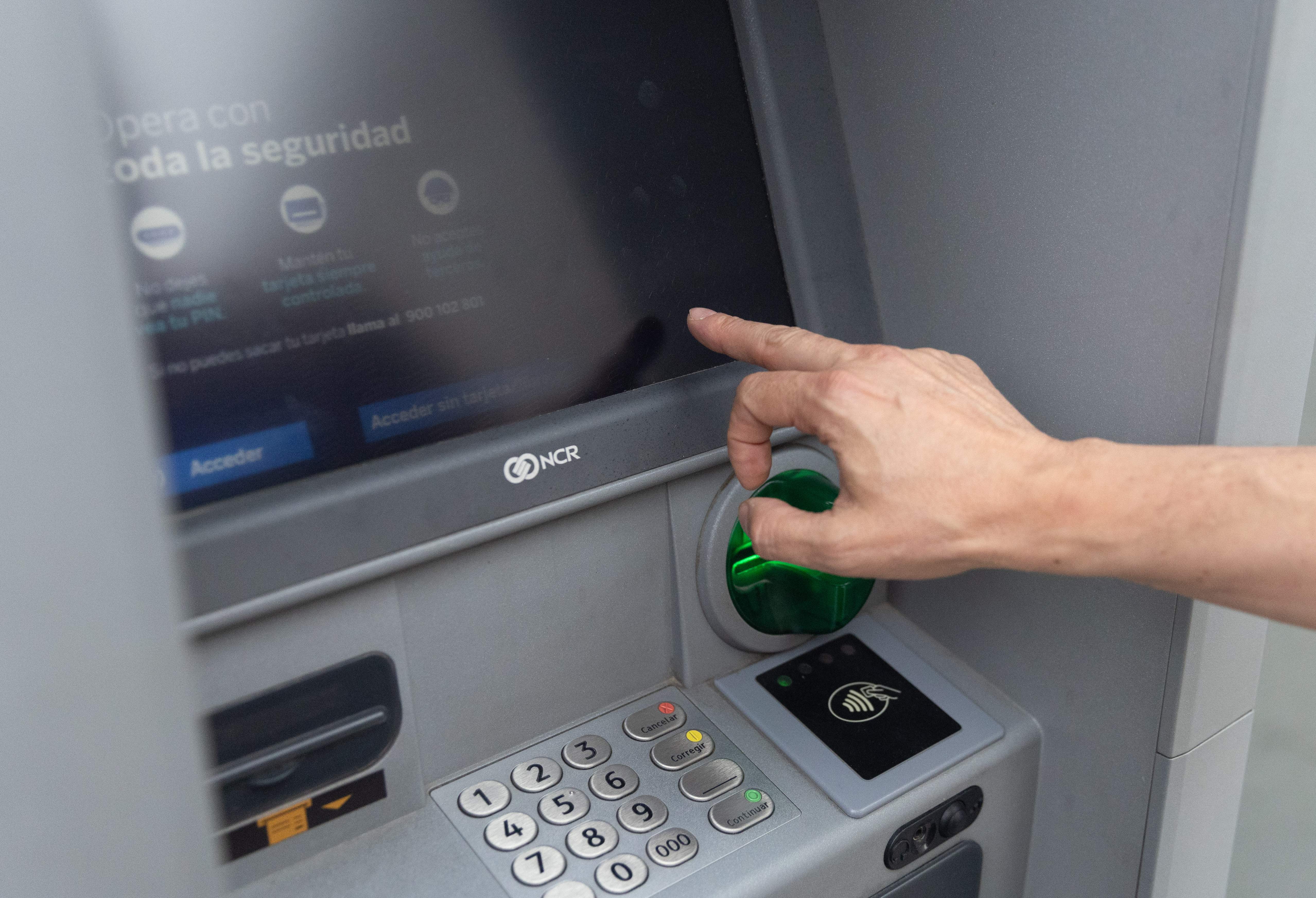EuropaPress 6055531 hombre utiliza cajero automatico 26 junio 2024 madrid espana economia