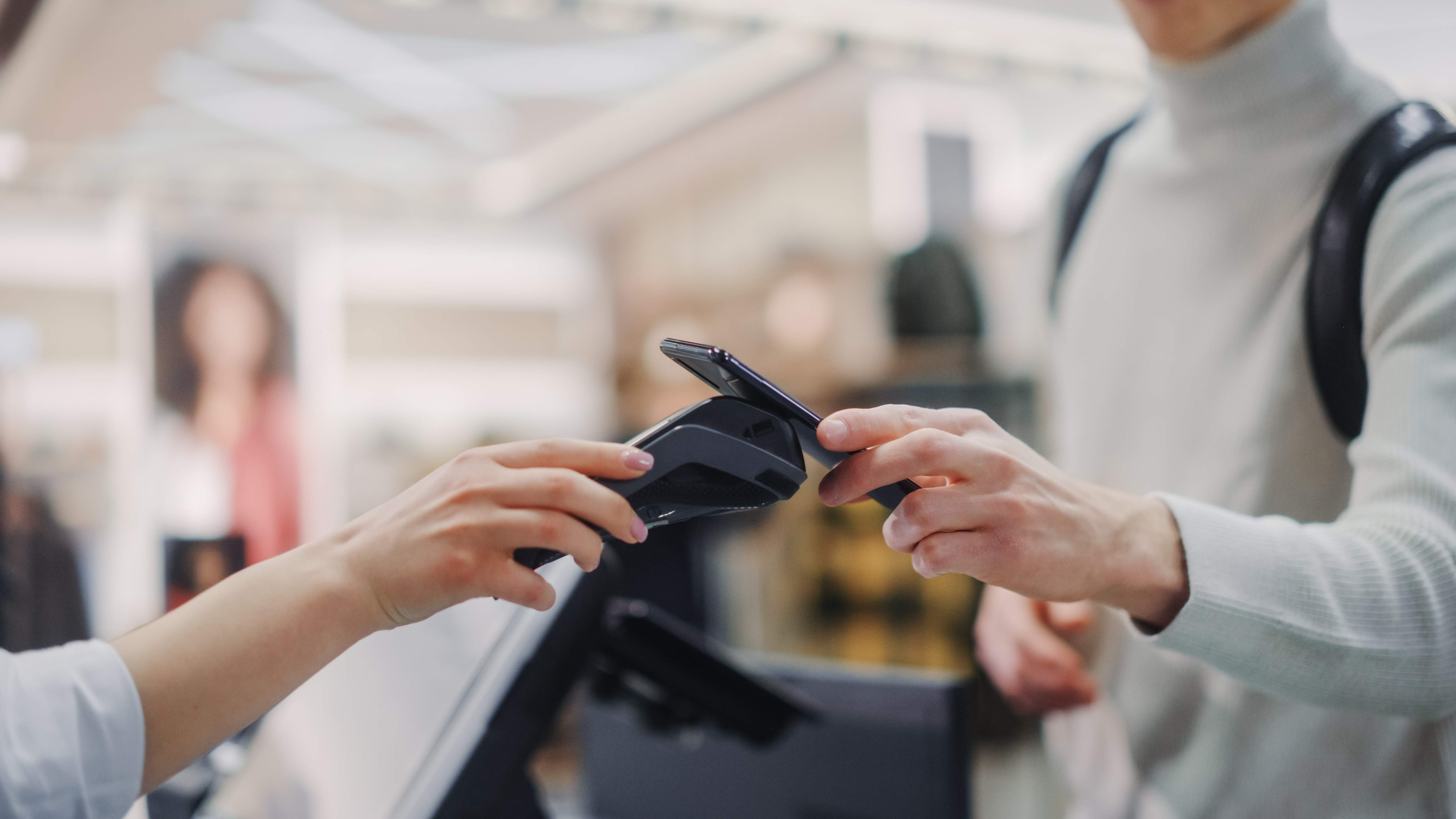 Retirada de diners amb el servei Cashback de Caixa Enginyers als supermercats Bon Preu