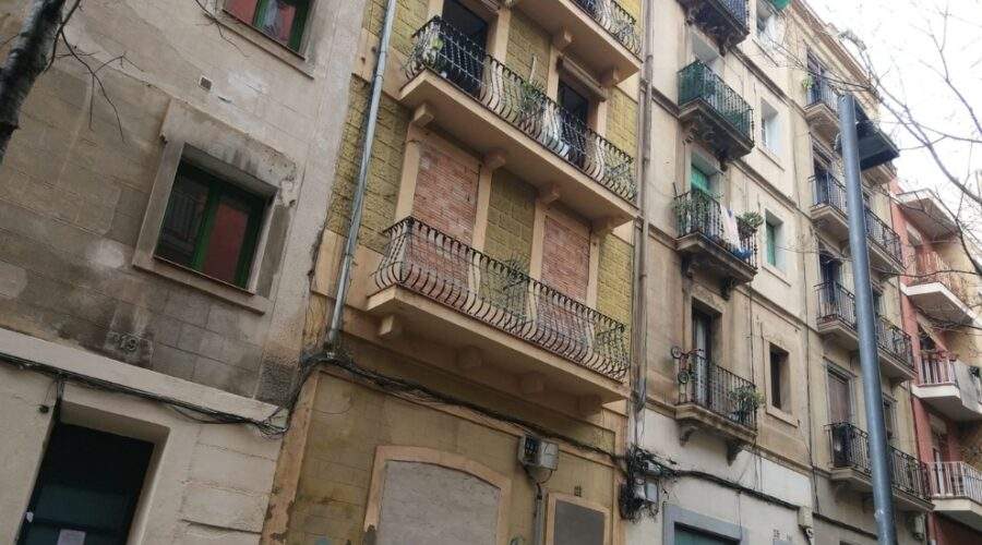 Edifici d'11 pisos, al passatge Alió de Barcelona, adquirit per l'ajuntament per a habitatge protegit